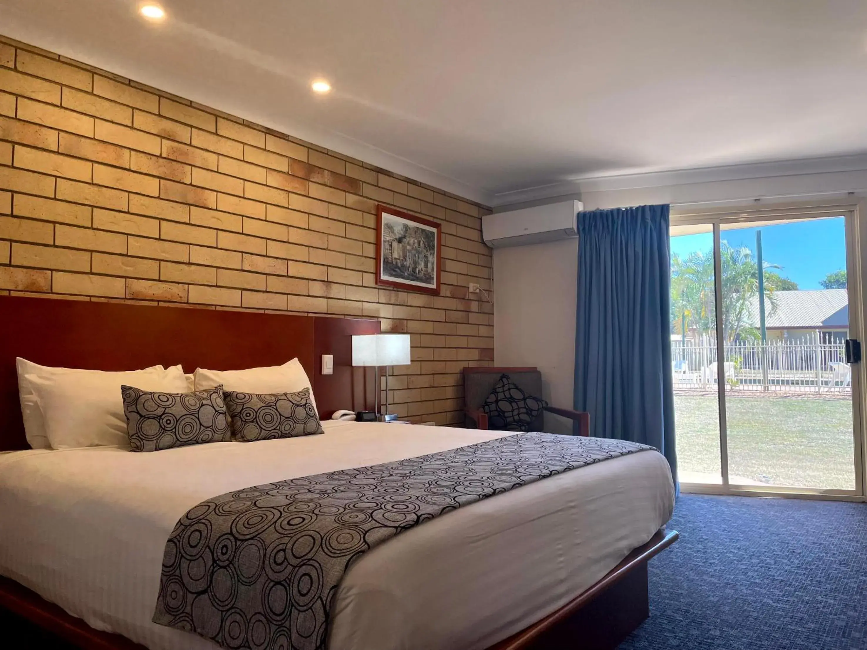 Deluxe King Suite in Western Heritage Motor Inn Deluxe King Suite in Western Heritage Motor Inn