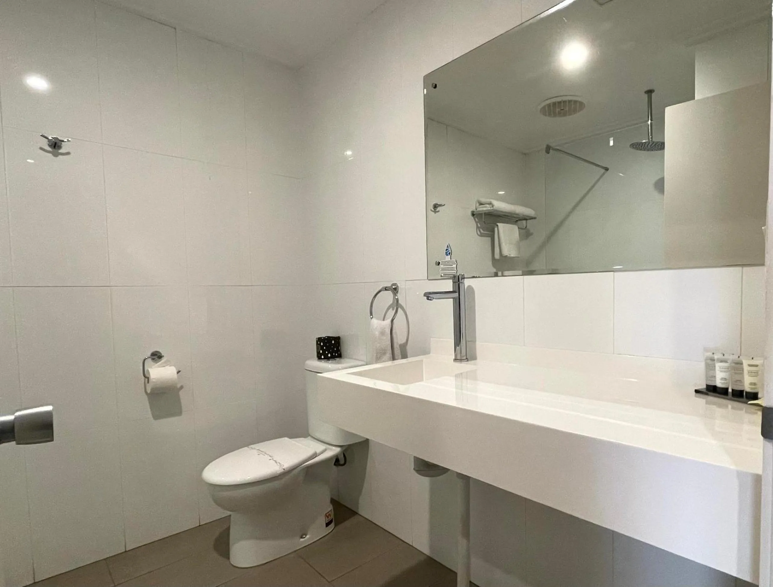 Toilet in Western Heritage Motor Inn