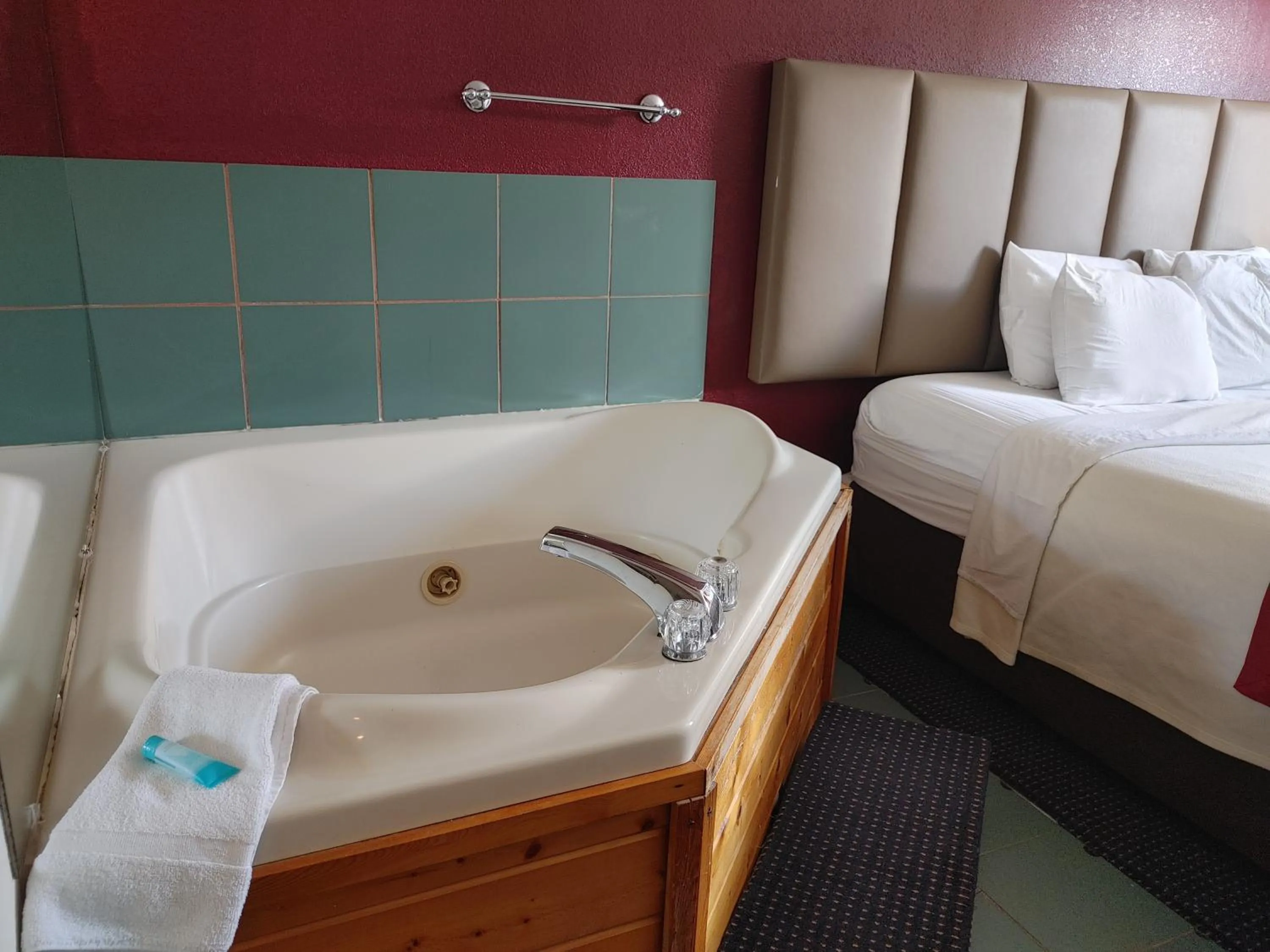 Bathroom, Bed in Hotel Pigeon Forge