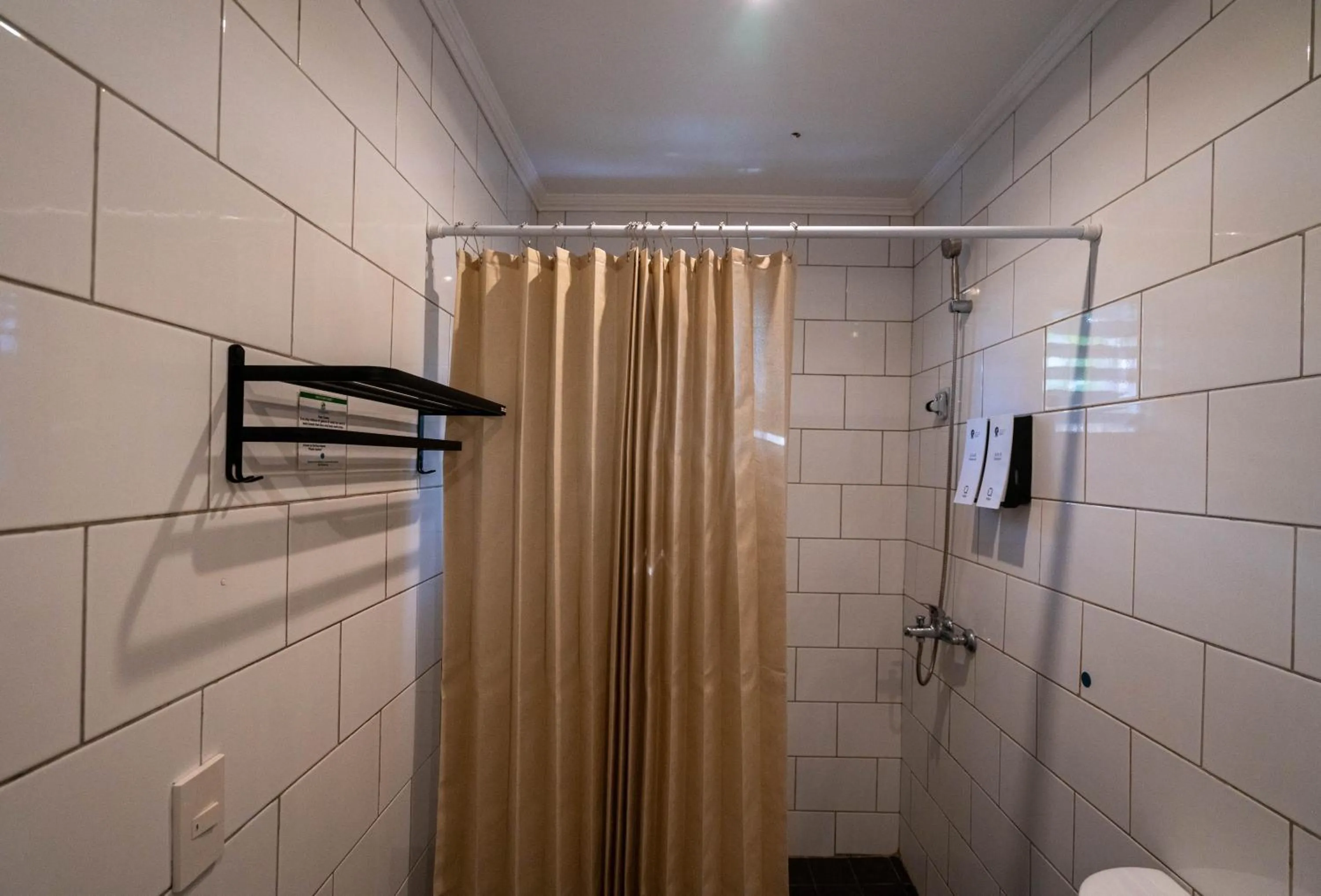 Shower in Malinawon Resort 馬莉吶灣度假中心