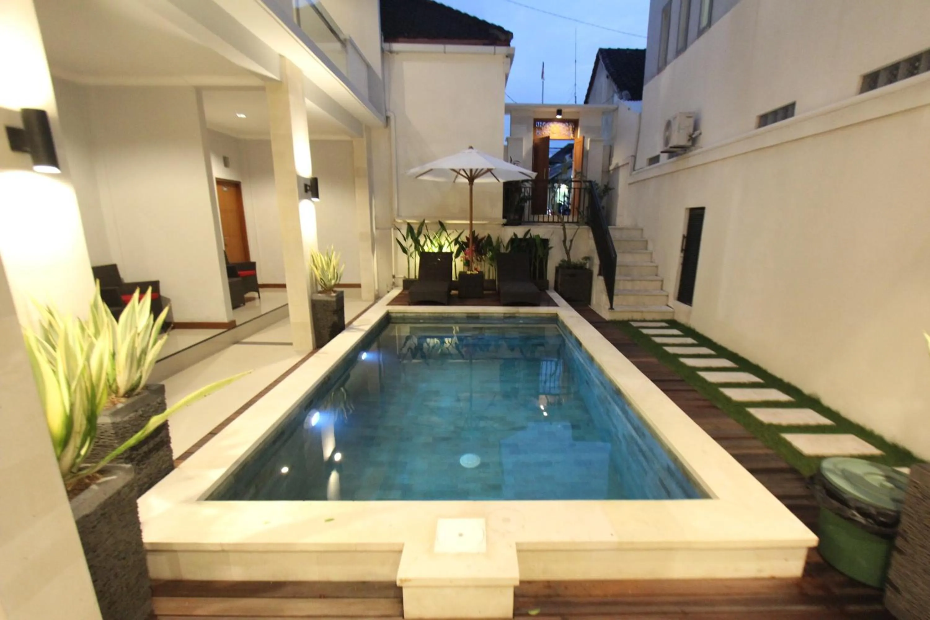 Swimming pool in Tom Guest House