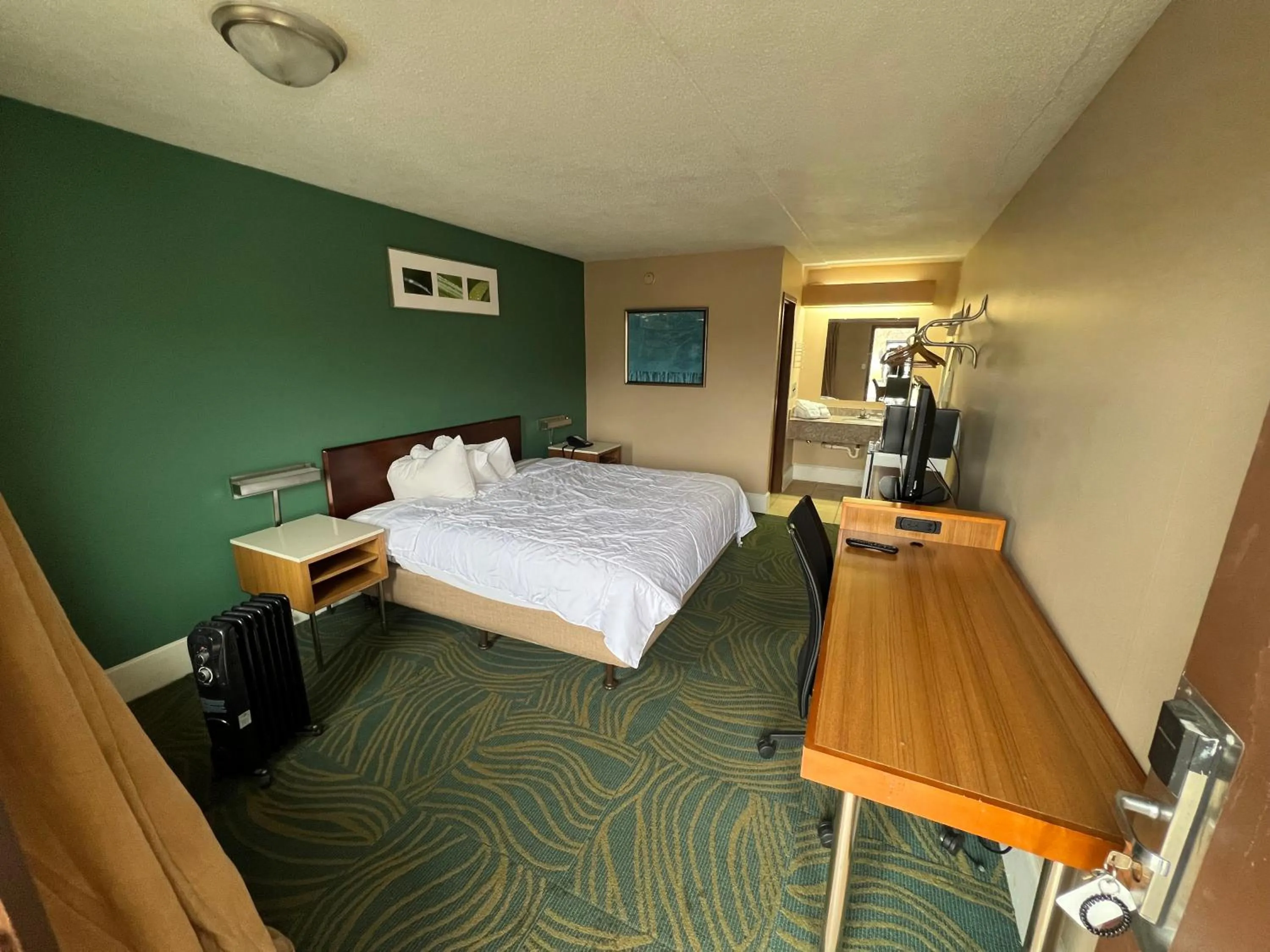 Bed in Hilltop Inn Pittsburgh