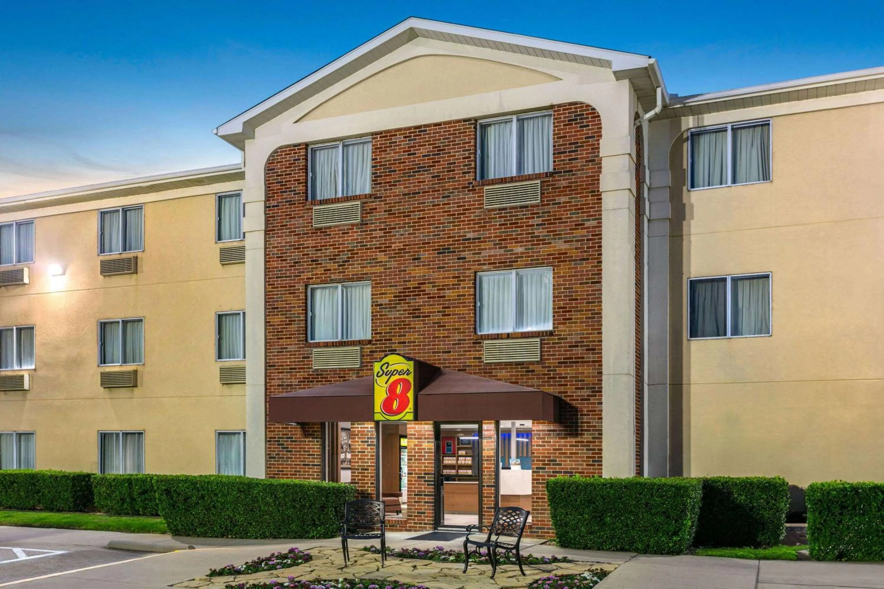 Property building in Super 8 by Wyndham Grapevine/DFW Airport Northwest