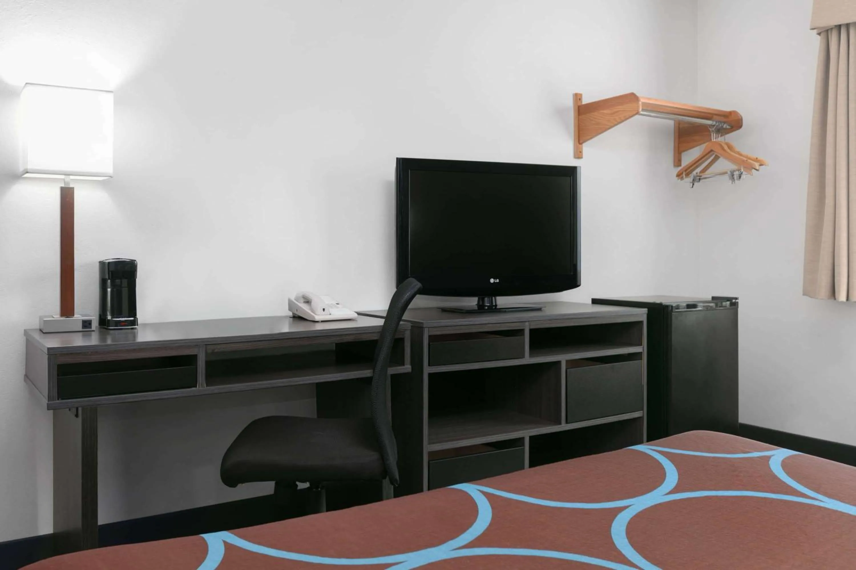 Photo of the whole room in Super 8 by Wyndham Grapevine/DFW Airport Northwest