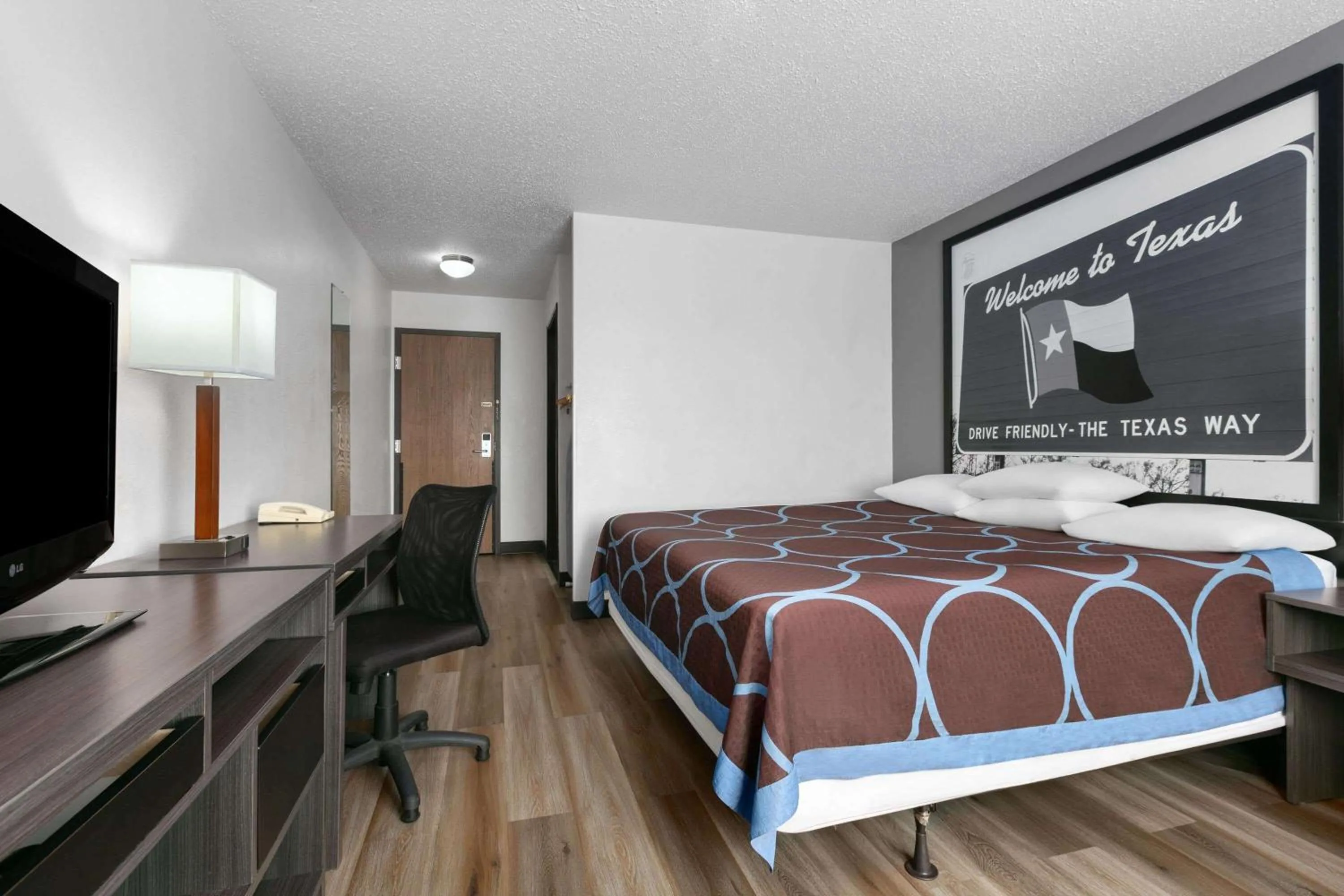 Photo of the whole room, Bed in Super 8 by Wyndham Grapevine/DFW Airport Northwest