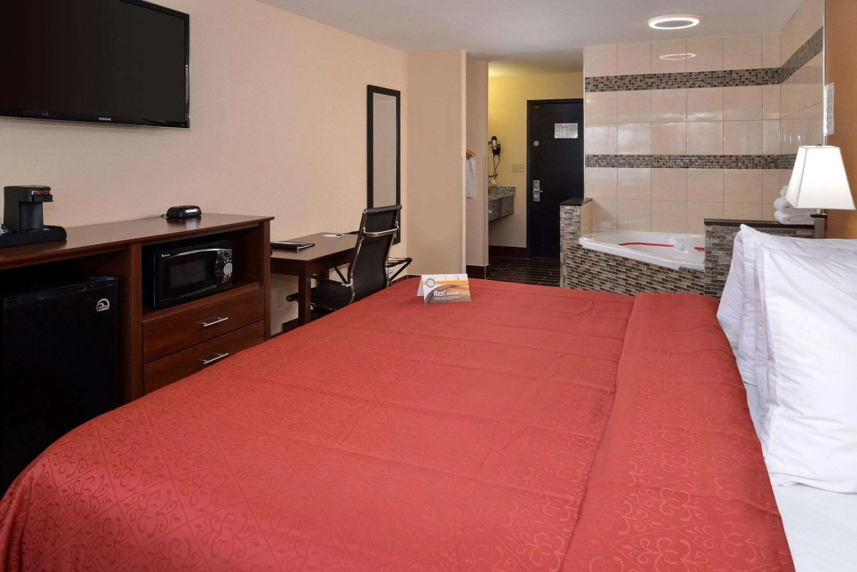 Photo of the whole room, Bed in Quality Inn Appleton West