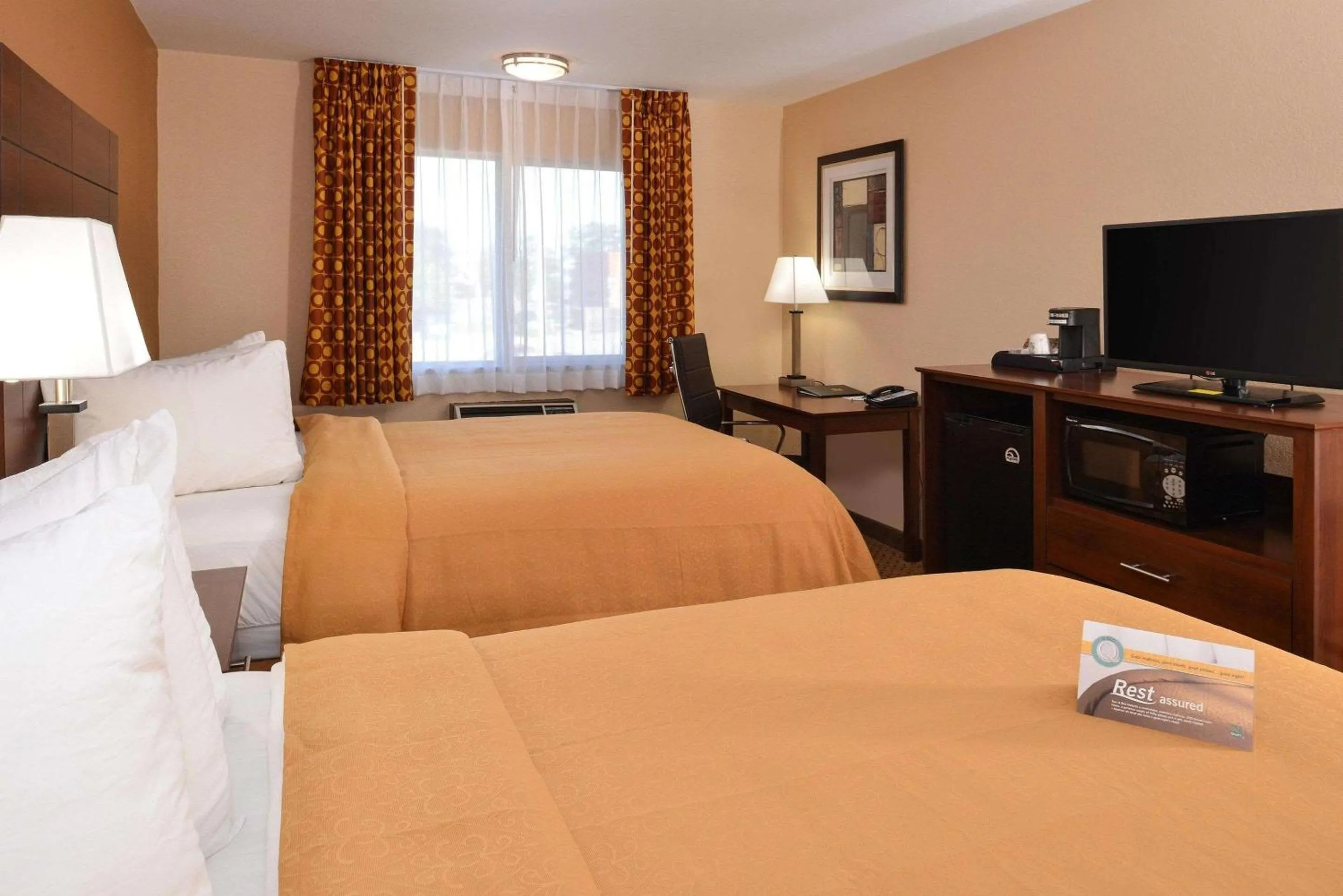 Photo of the whole room, TV/Entertainment Center in Quality Inn Appleton