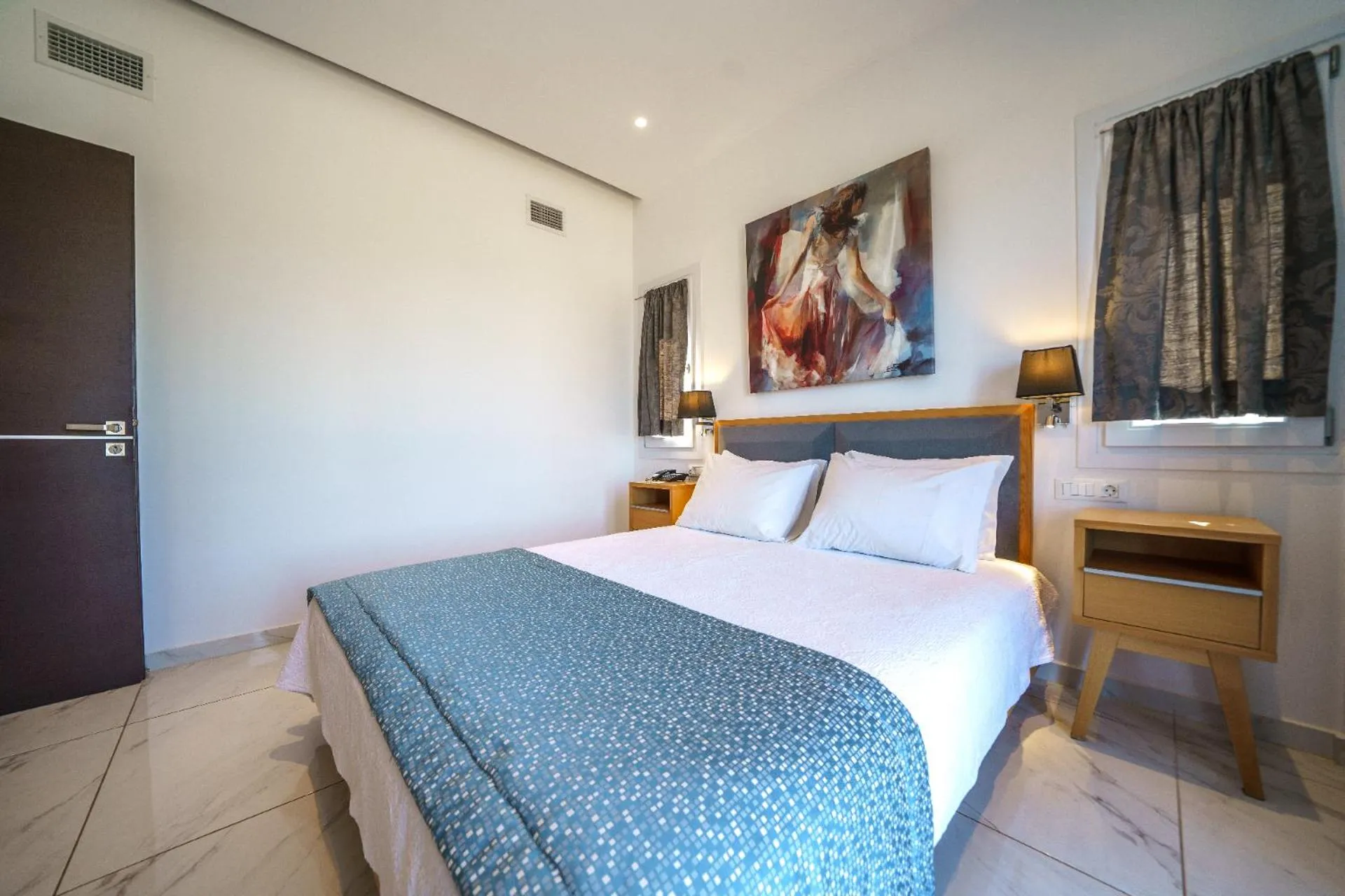 Photo of the whole room in Elysian Suites