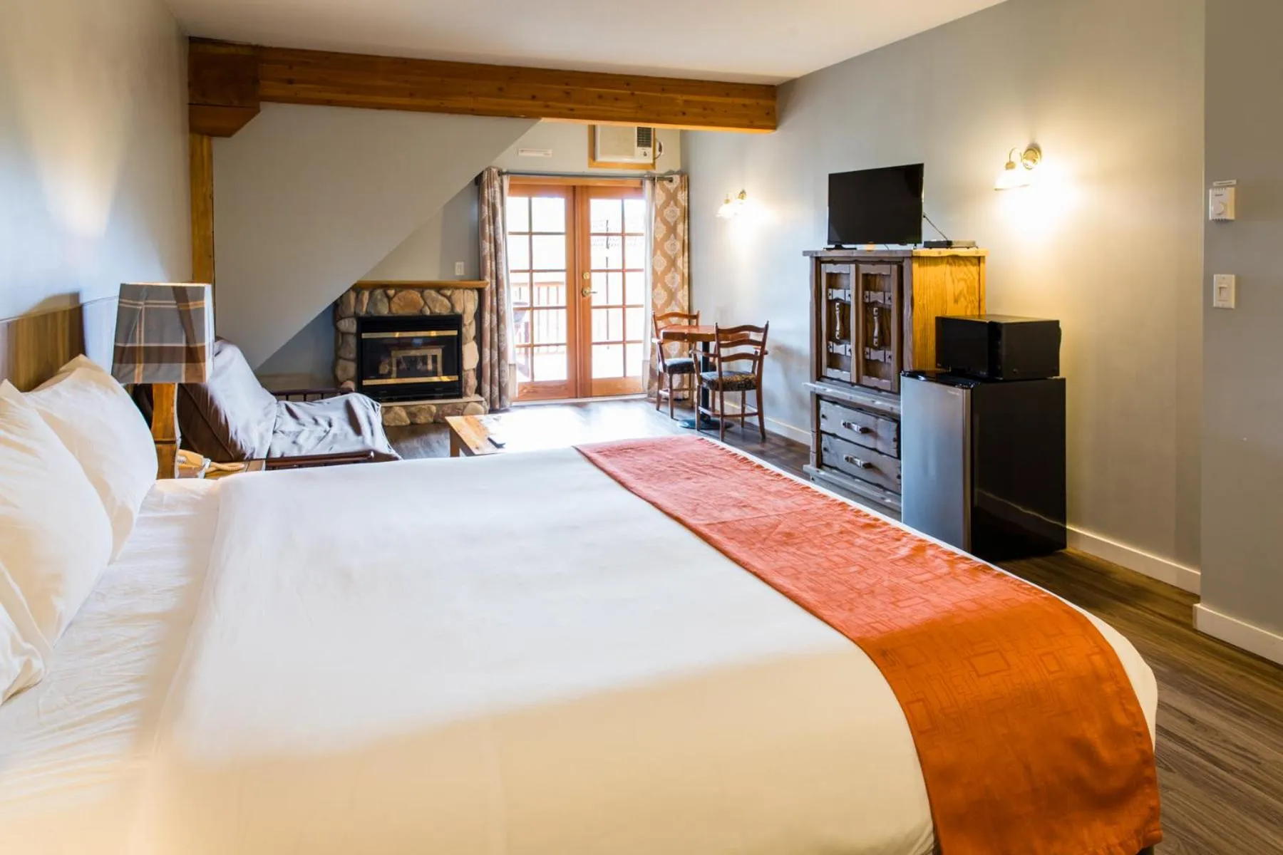 Bed in Glacier House Hotel & Resort