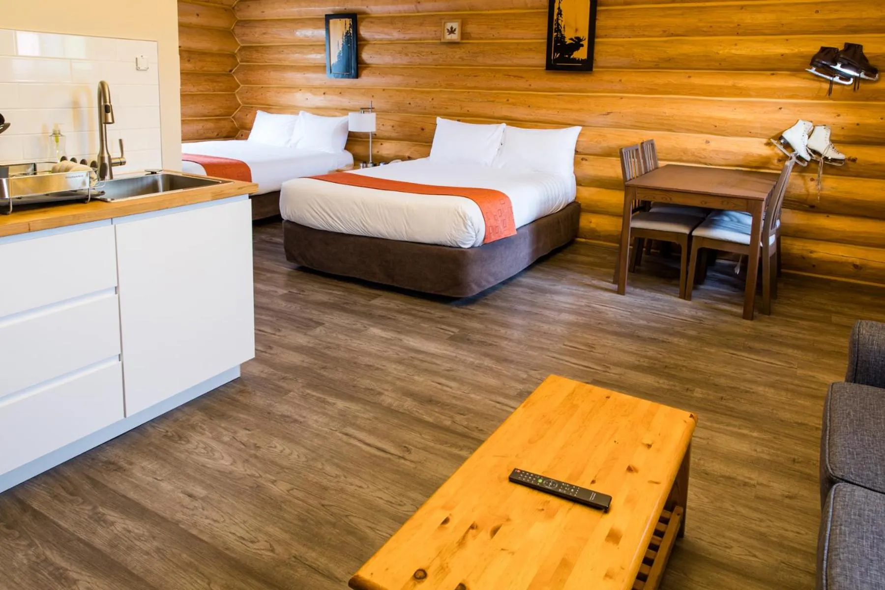 Coffee/tea facilities, Bed in Glacier House Hotel & Resort