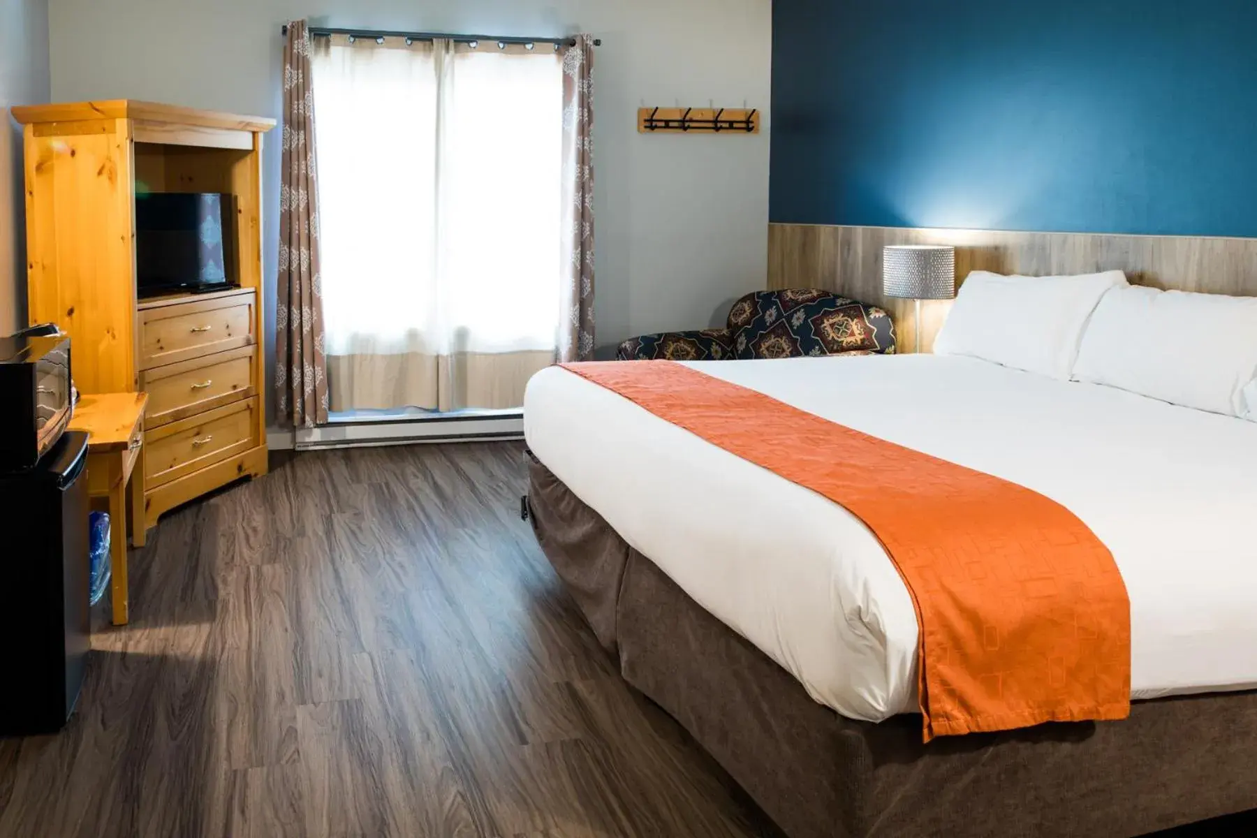 Economy Double Room in Glacier House Hotel & Resort Economy Double Room in Glacier House Hotel & Resort