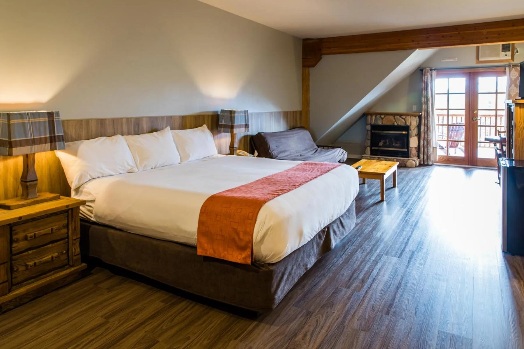 Bed in Glacier House Hotel & Resort