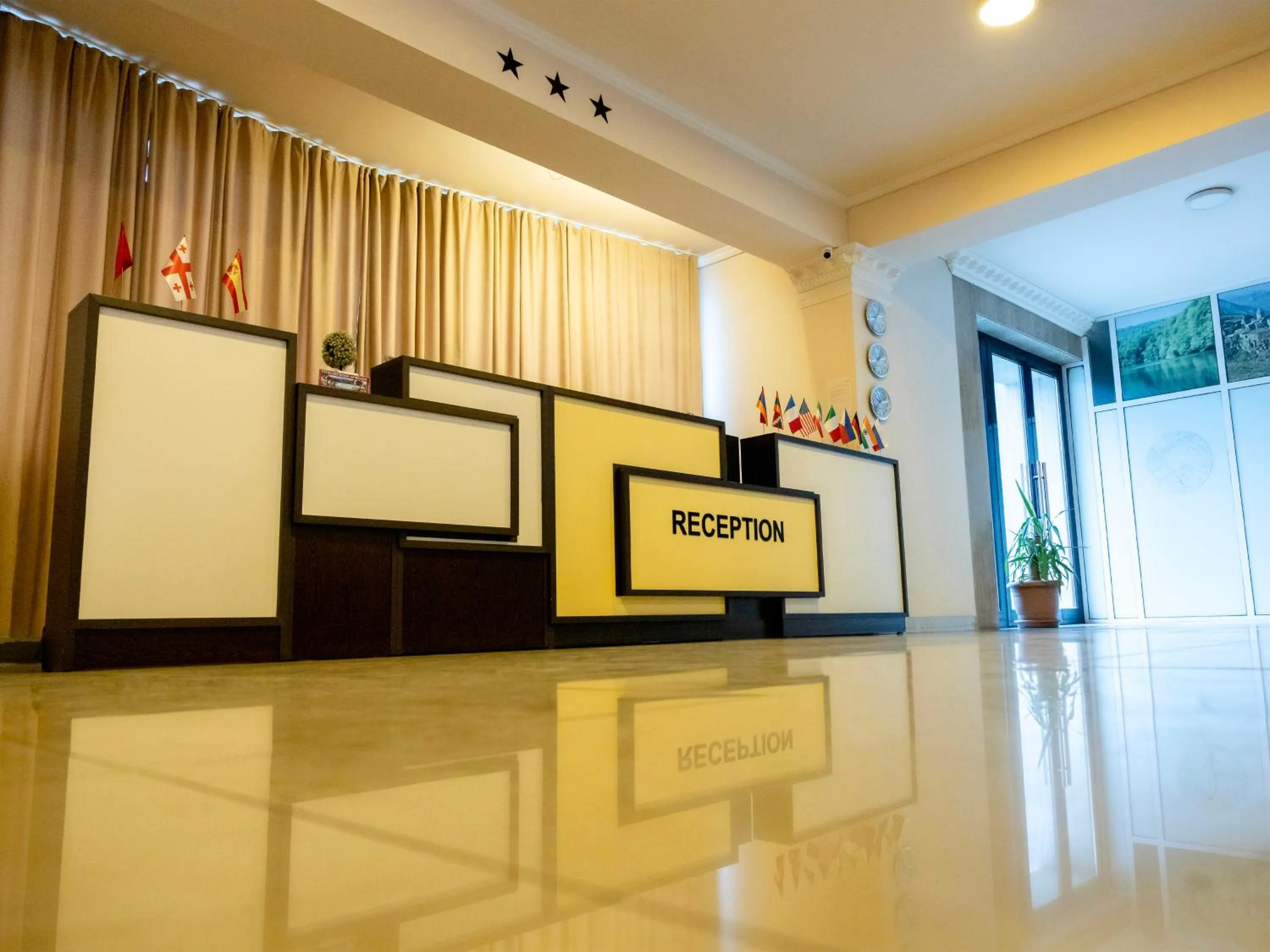 Communal lounge/ TV room in Comfort Hotel