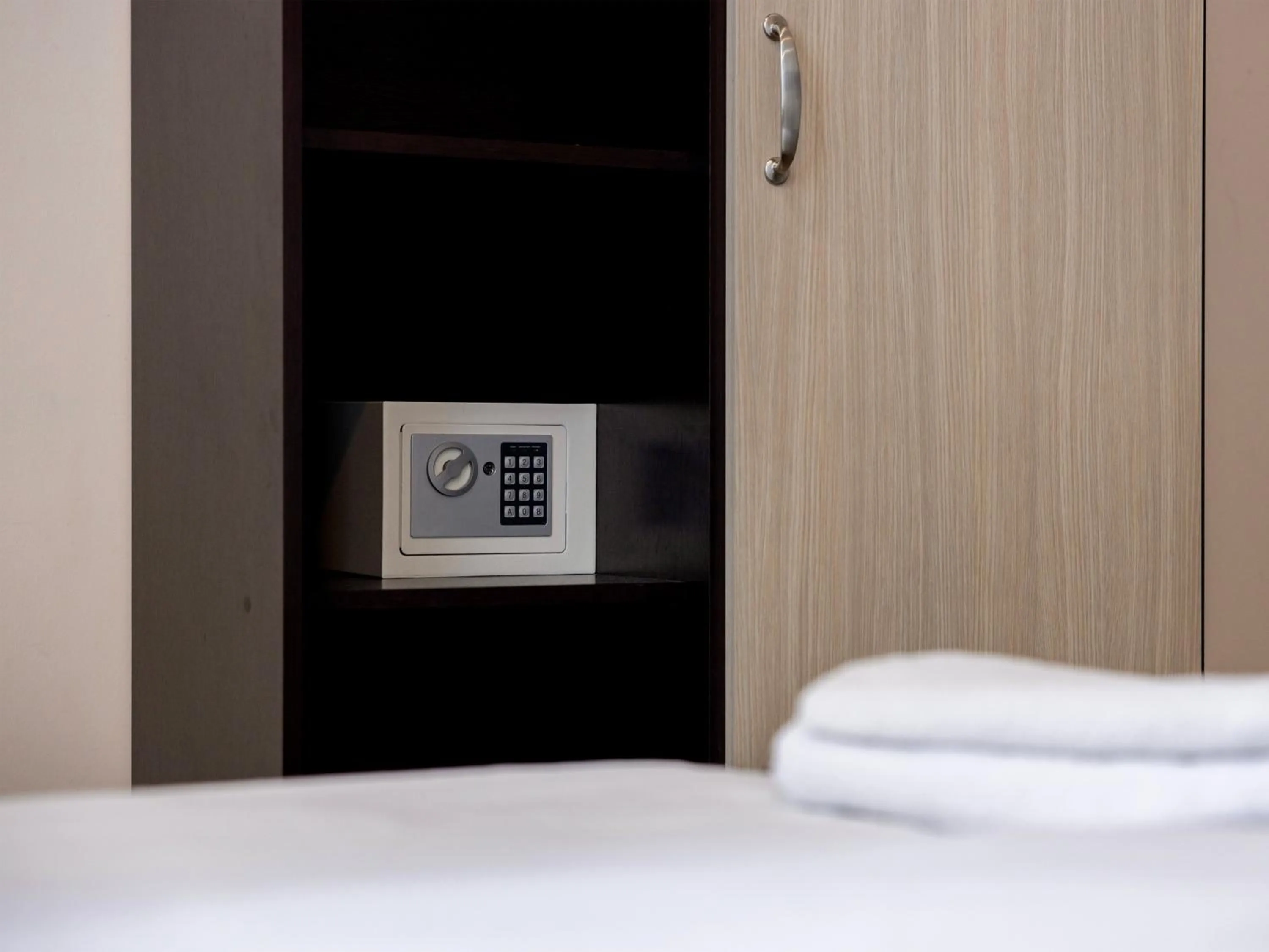 wardrobe, Bed in Comfort Hotel