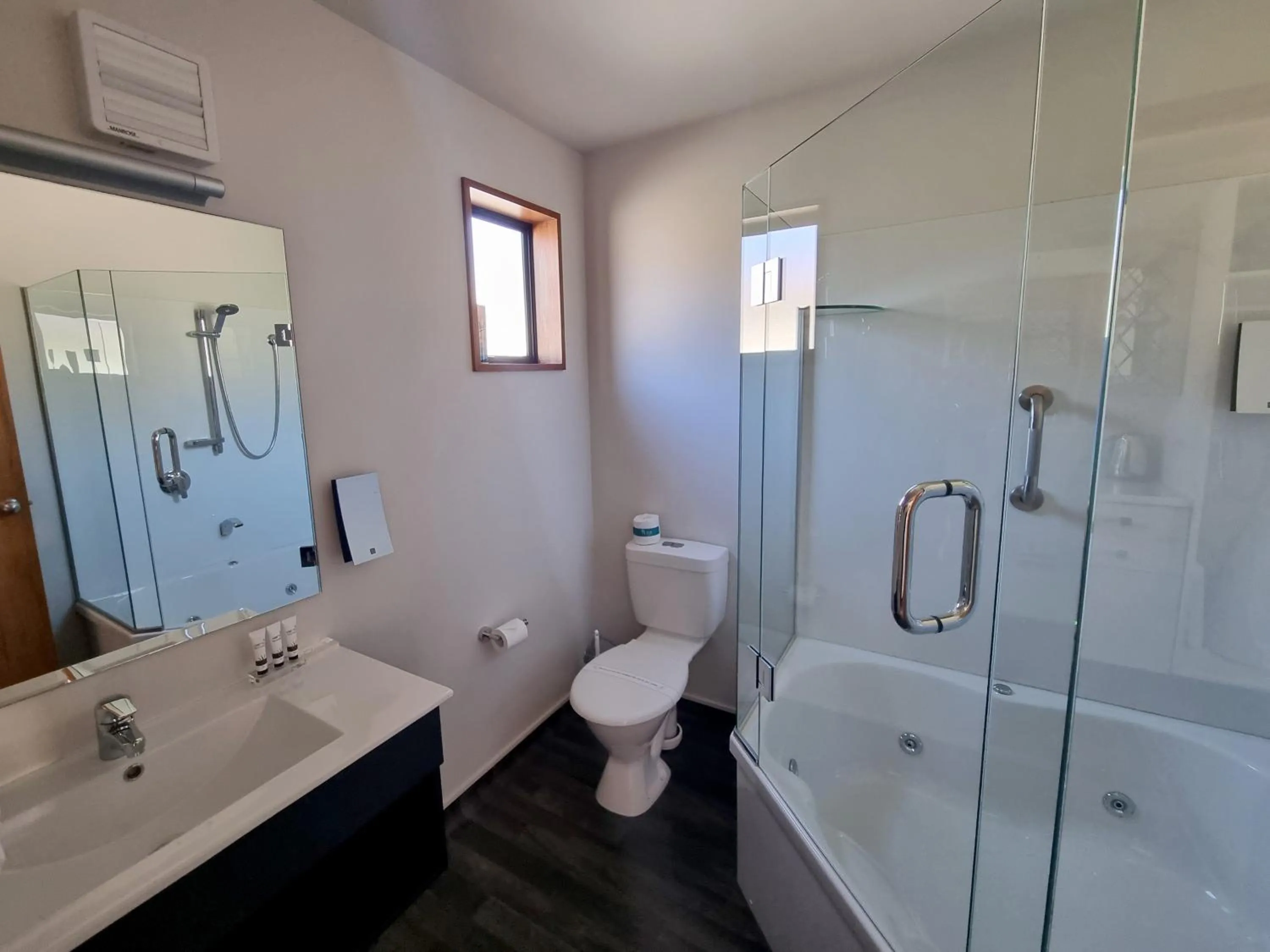 Shower in ASURE Highpark Motor Inn