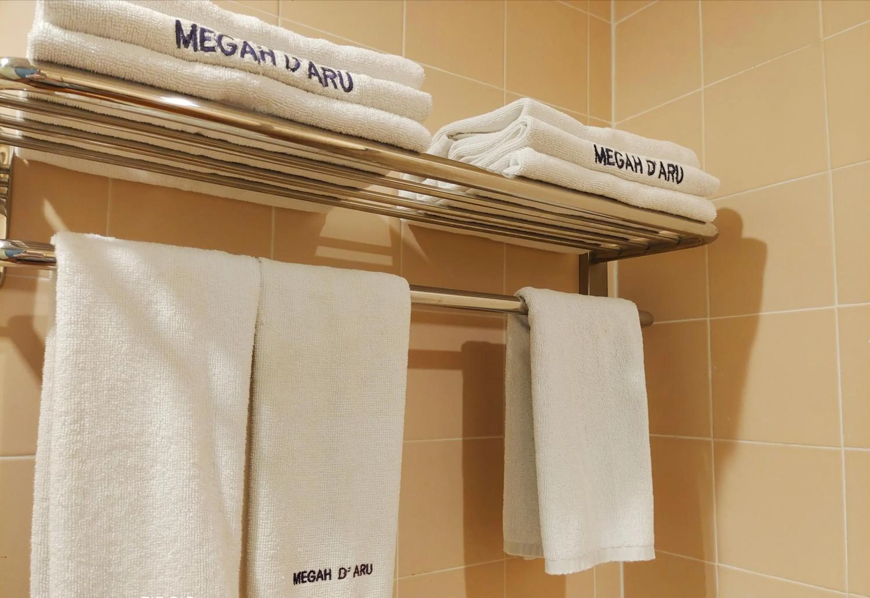 Bathroom in Megah D'aru Hotel