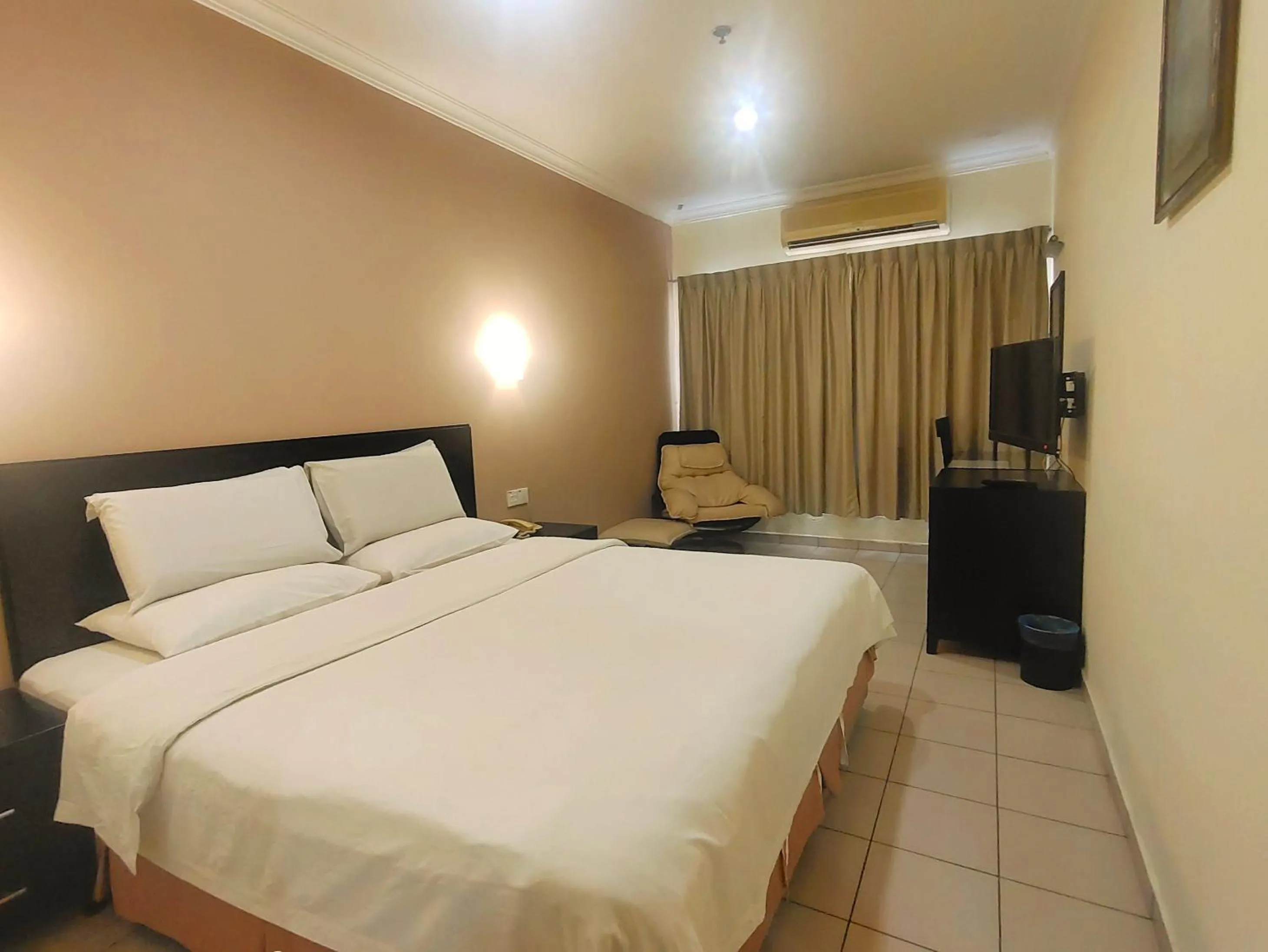 Property building, Bed in Megah D'aru Hotel