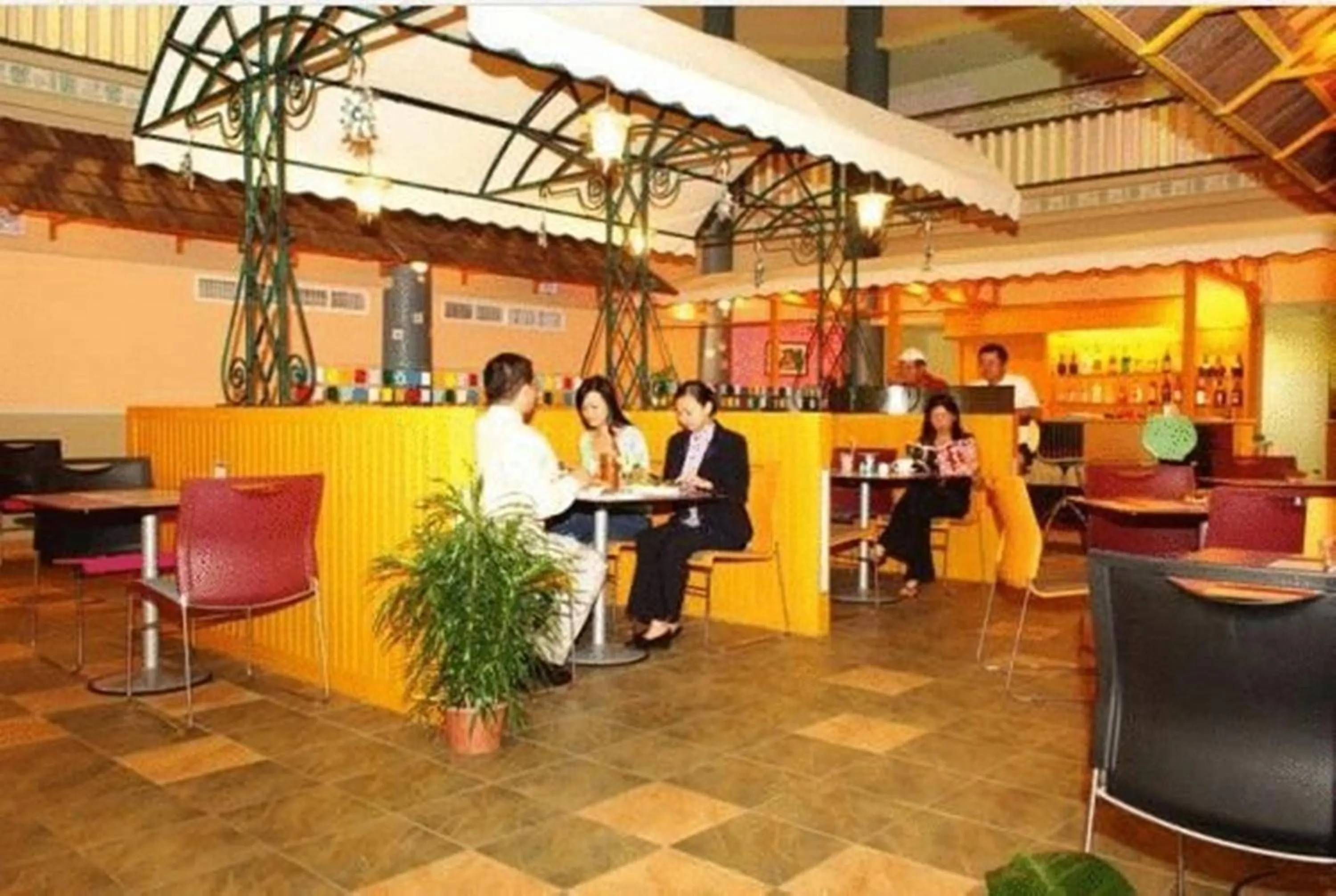 Restaurant/places to eat in Megah D'aru Hotel