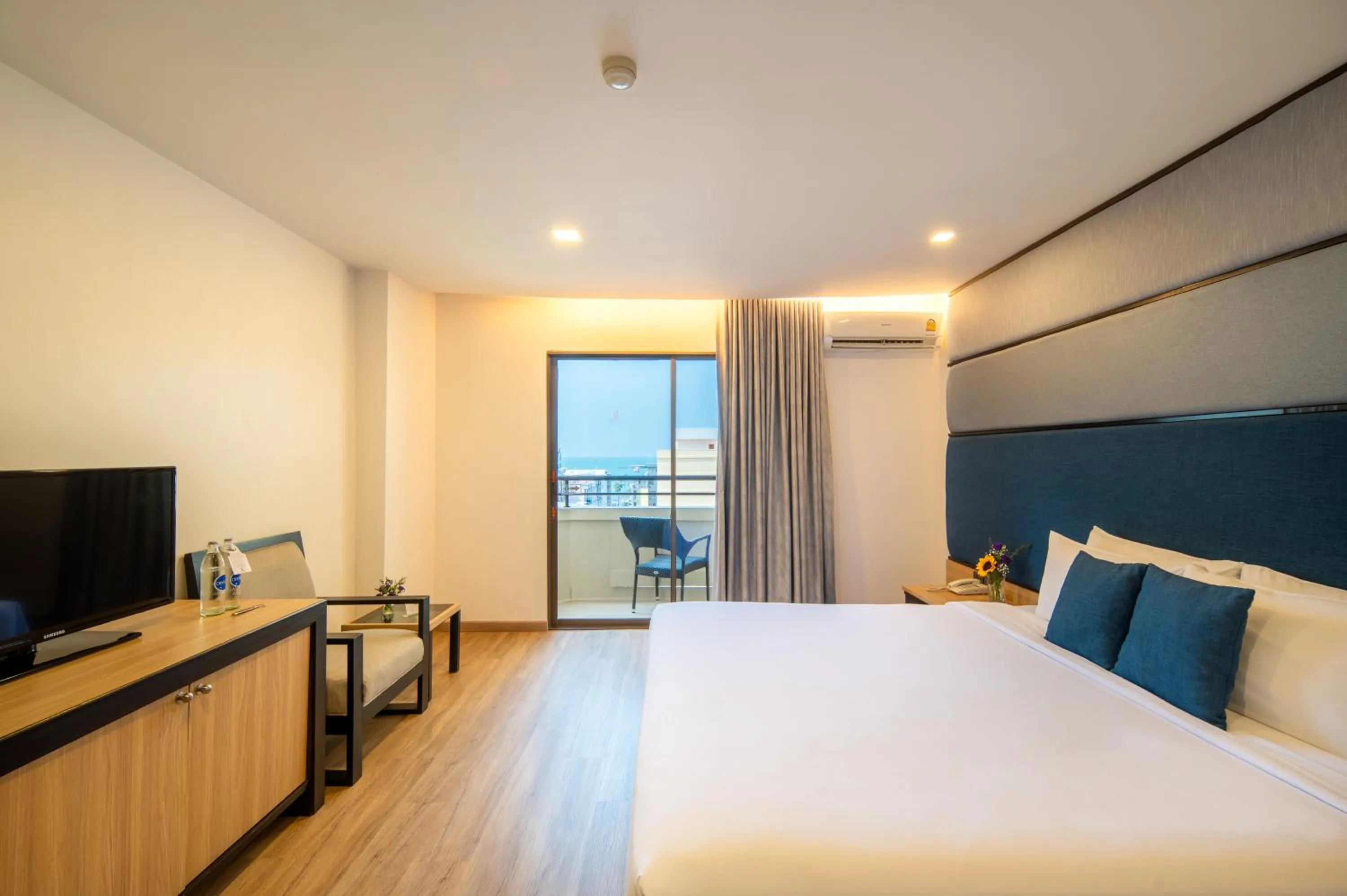 View (from property/room), Bed in Sunbeam Hotel Pattaya