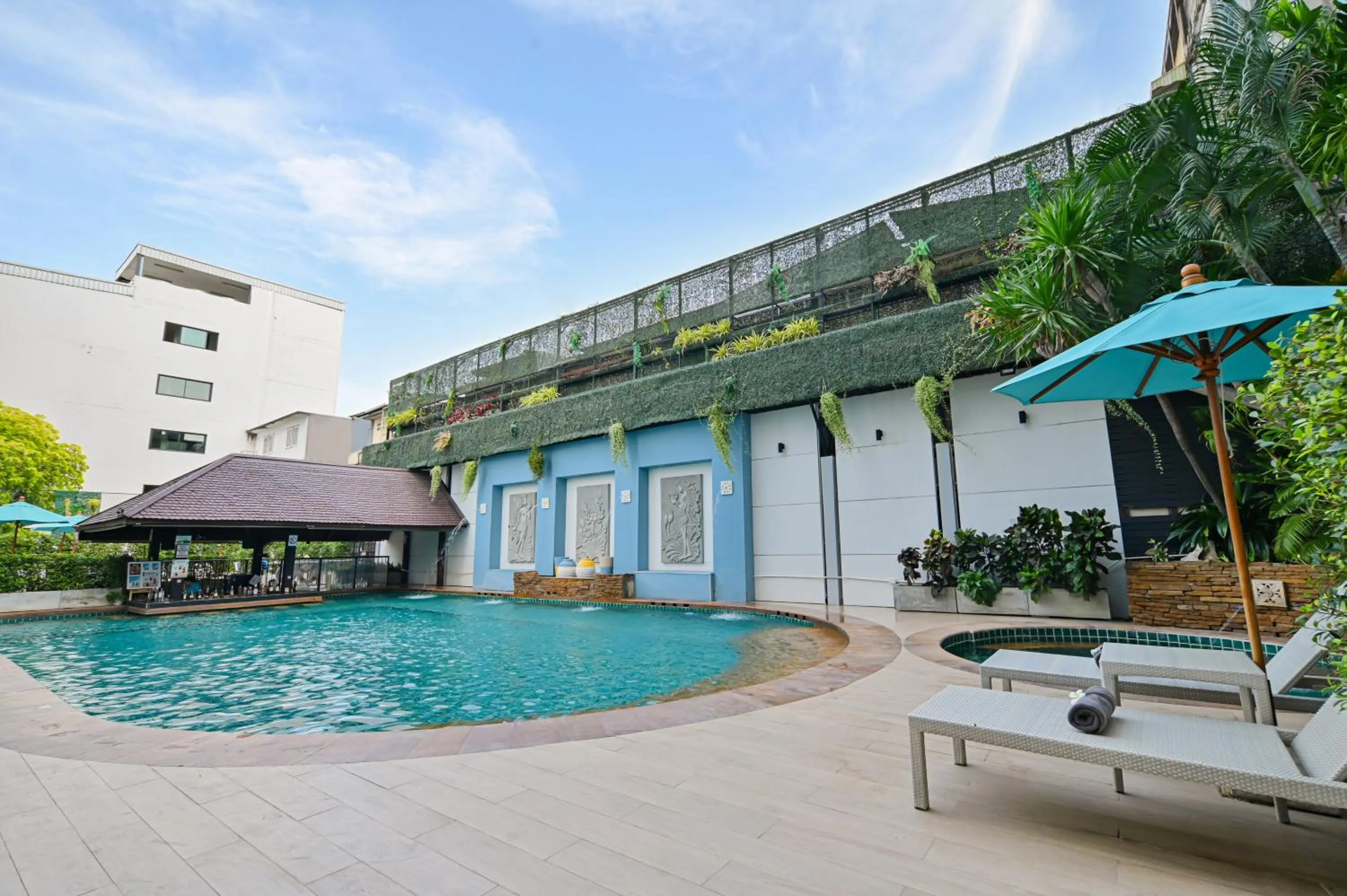 Swimming pool in Sunbeam Hotel Pattaya