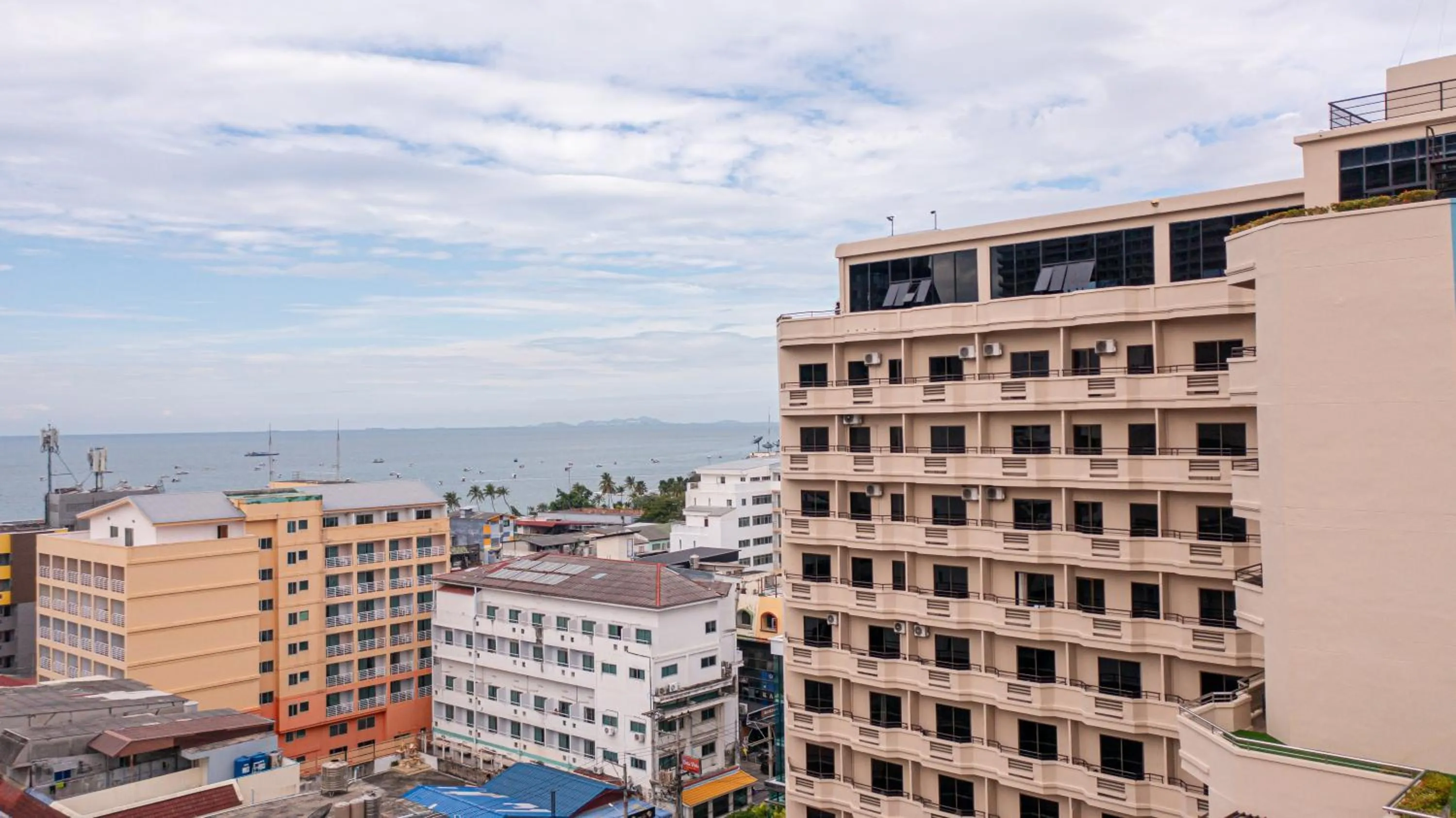 Property building in Sunbeam Hotel Pattaya