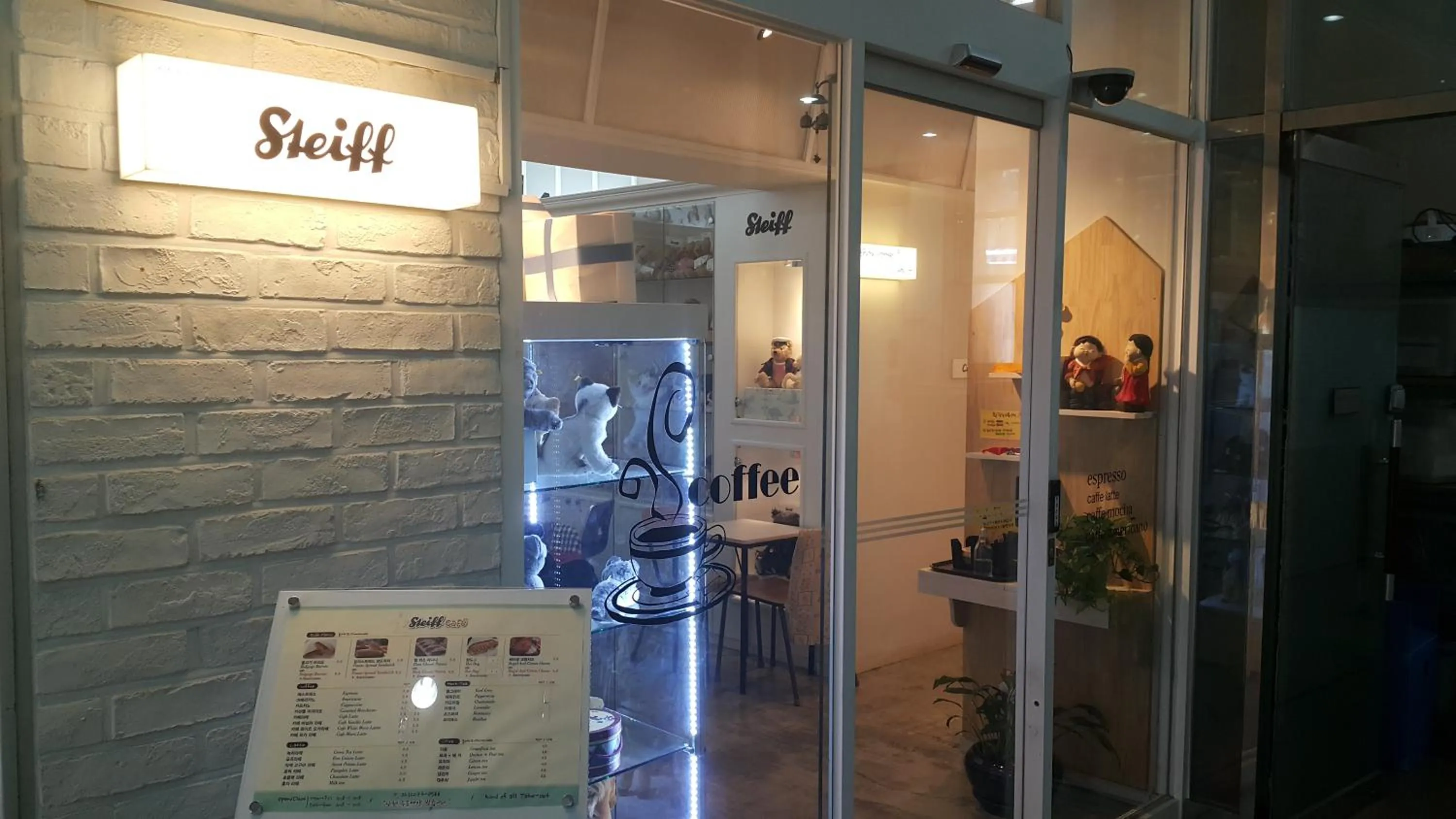 Restaurant/places to eat in Hyundai Residence