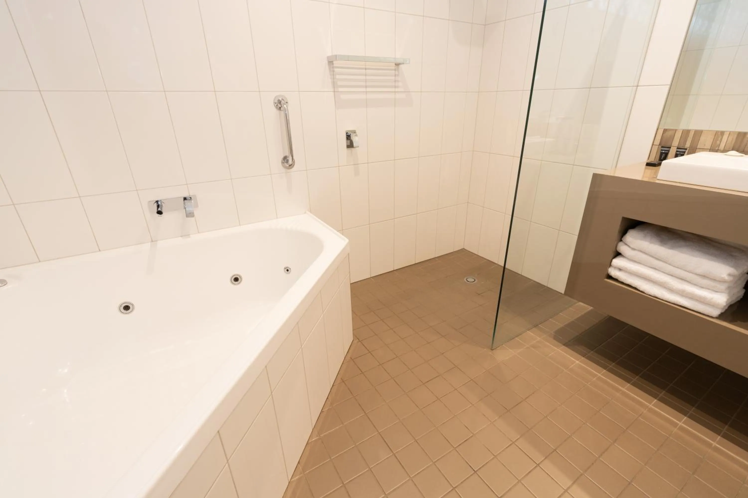 Shower in Sovereign Park Motor Inn