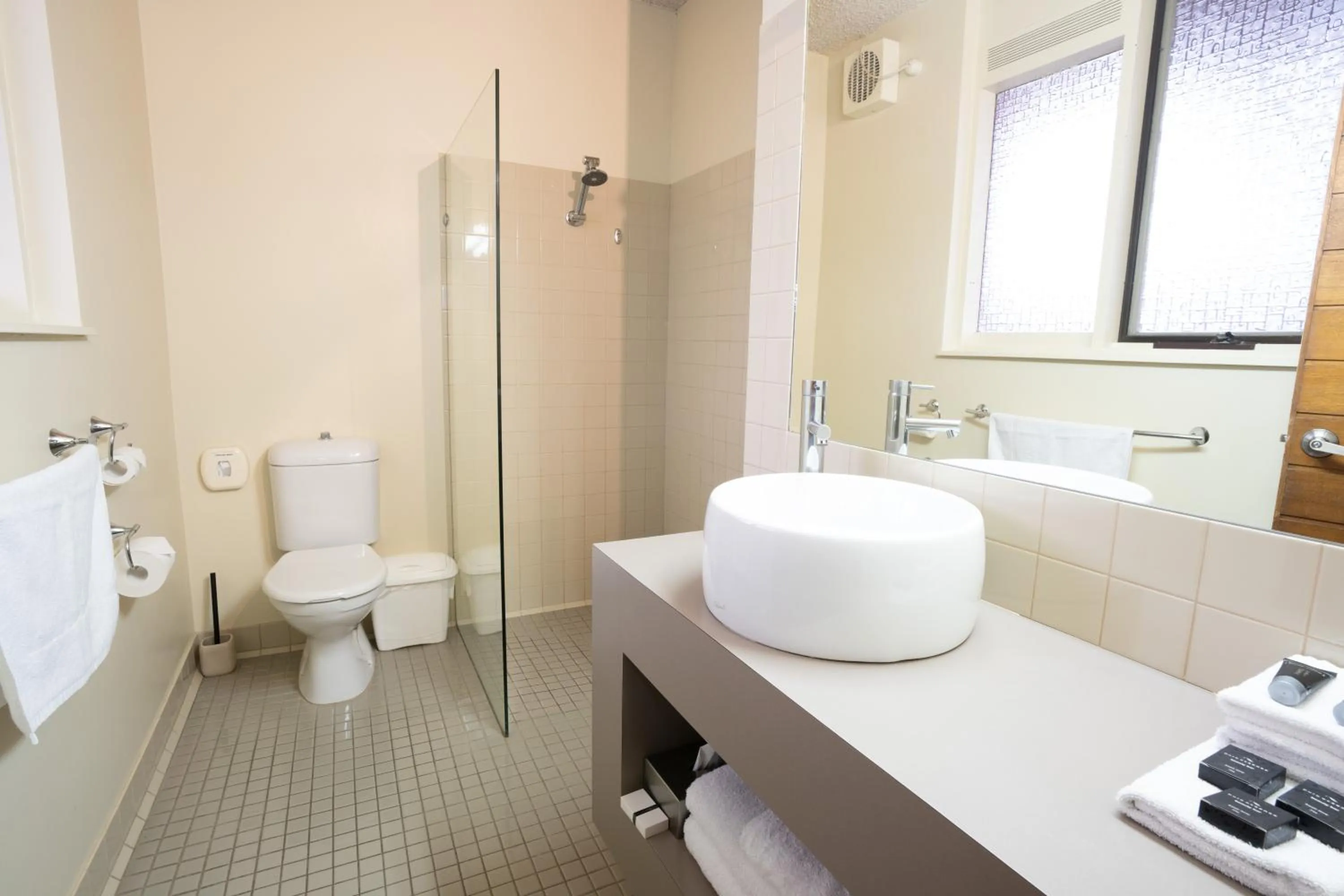 Shower in Sovereign Park Motor Inn