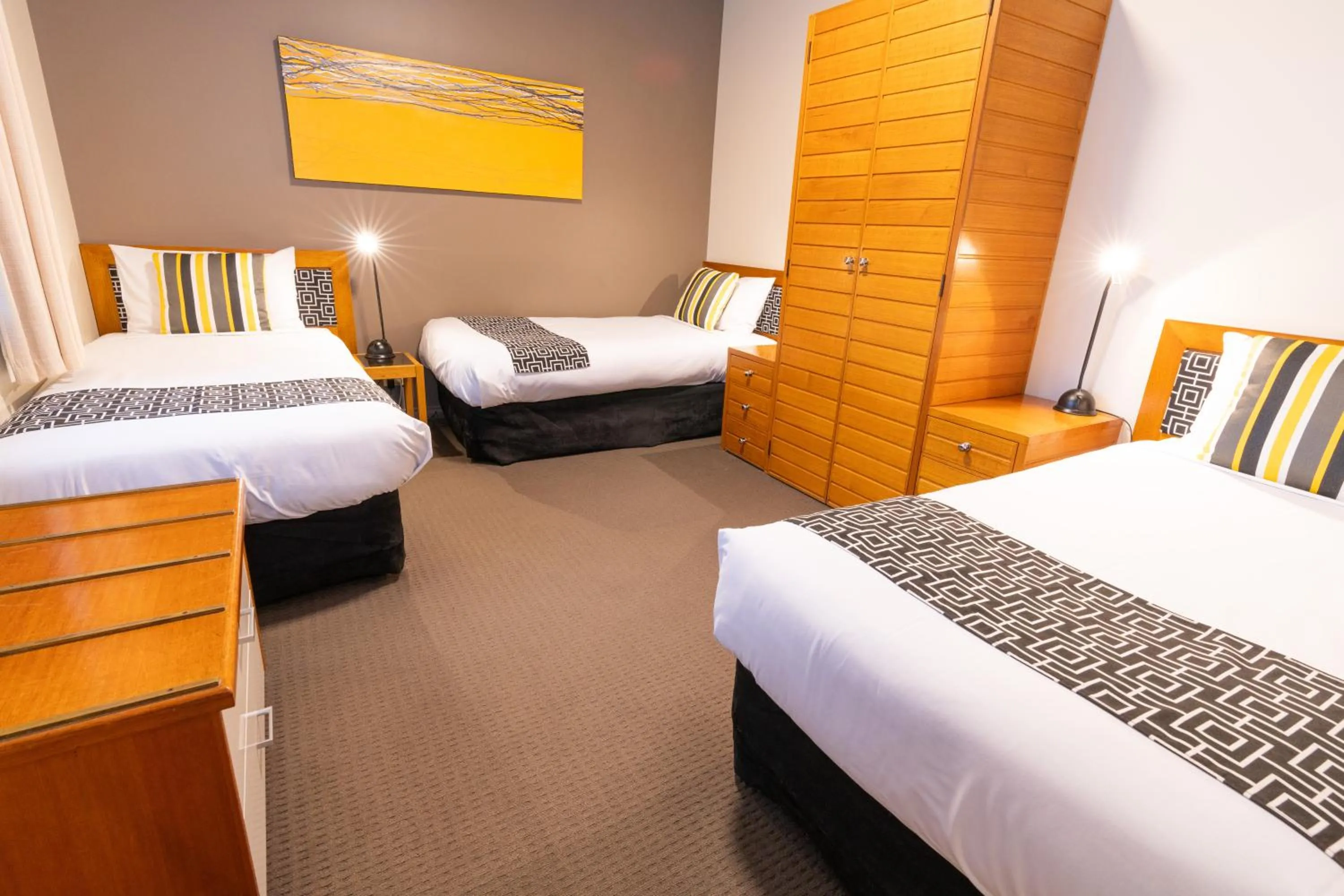 Bedroom, Bed in Sovereign Park Motor Inn