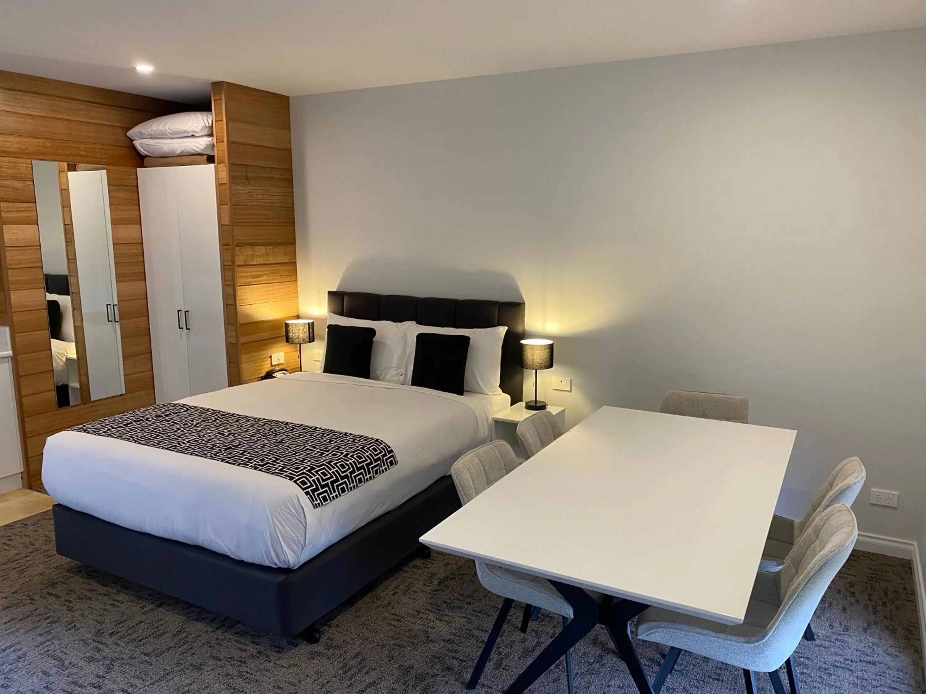 Seating area, Bed in Sovereign Park Motor Inn