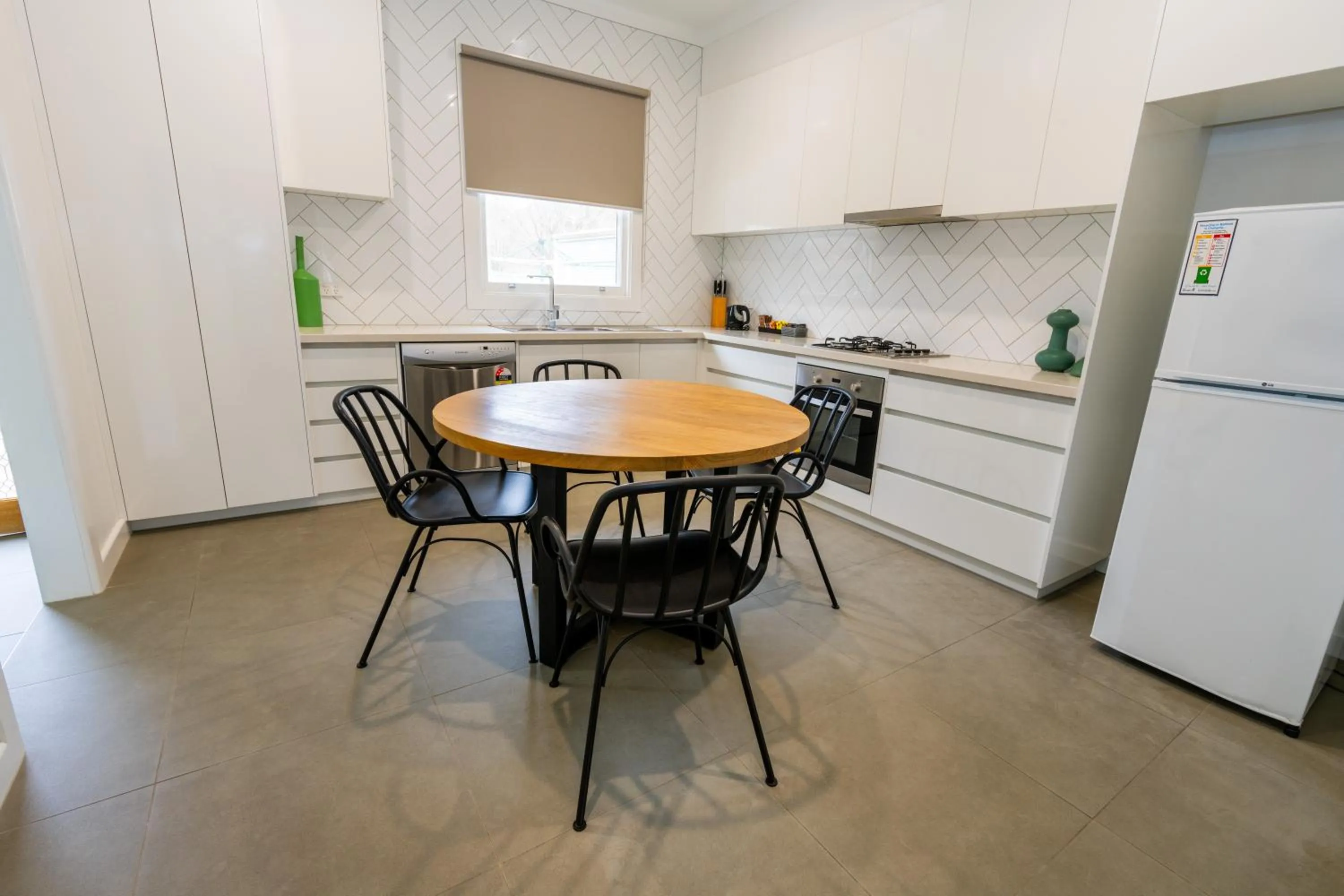 Kitchen or kitchenette in Sovereign Park Motor Inn