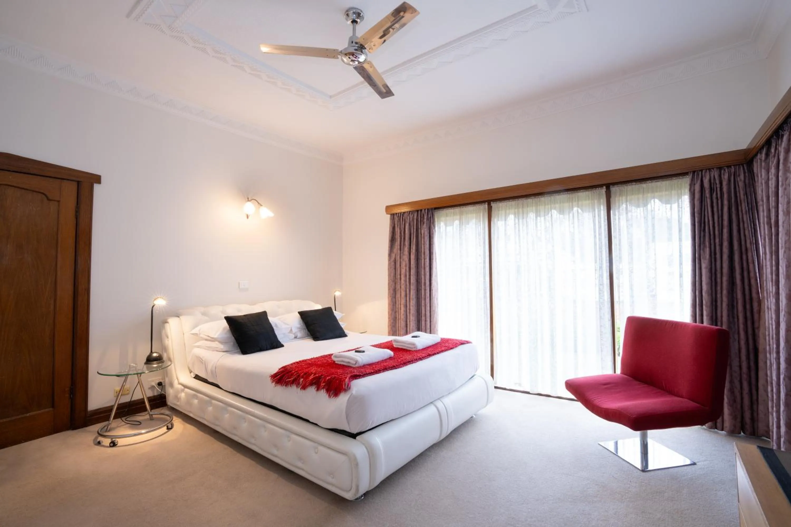 Bed in Sovereign Park Motor Inn