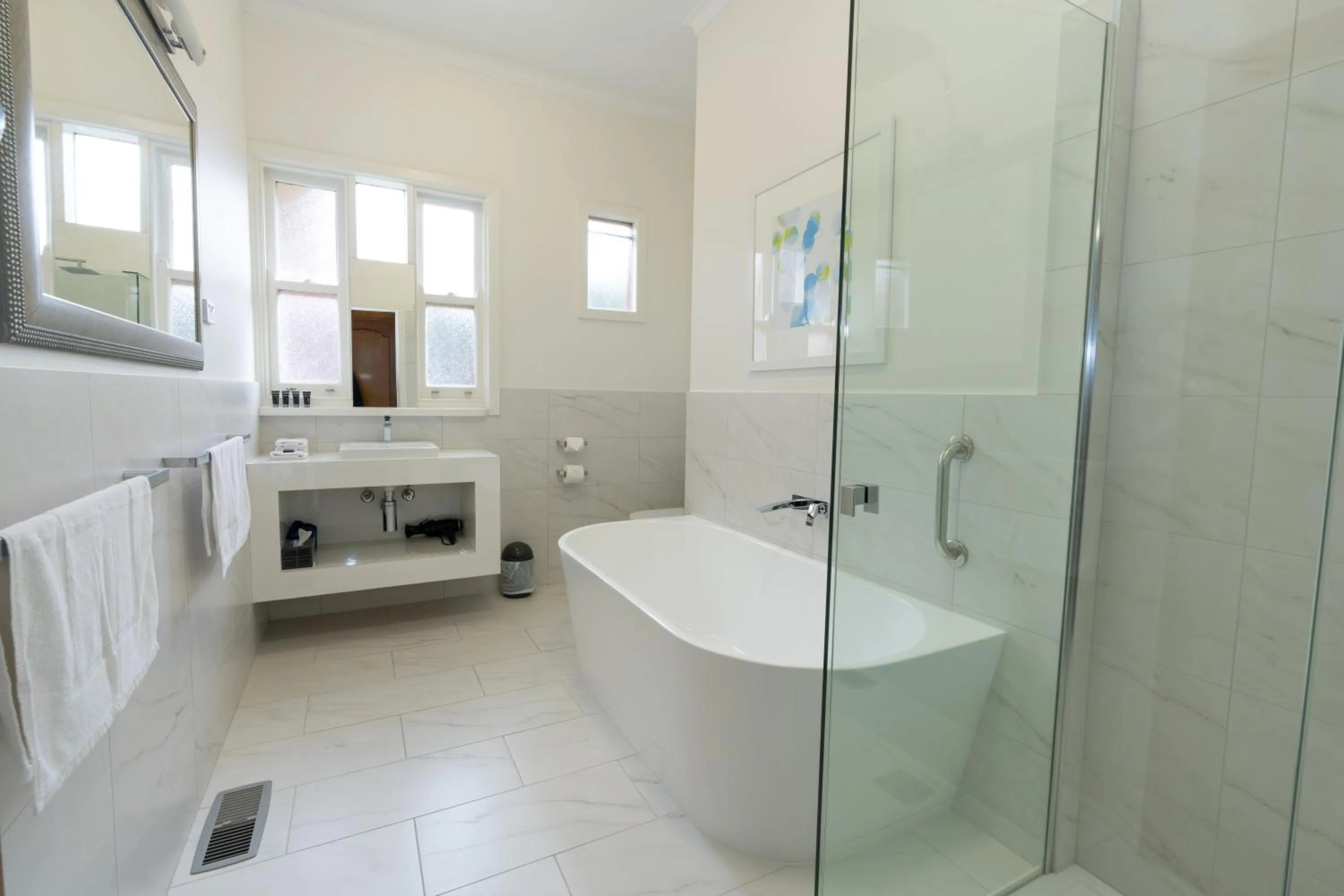 Shower in Sovereign Park Motor Inn