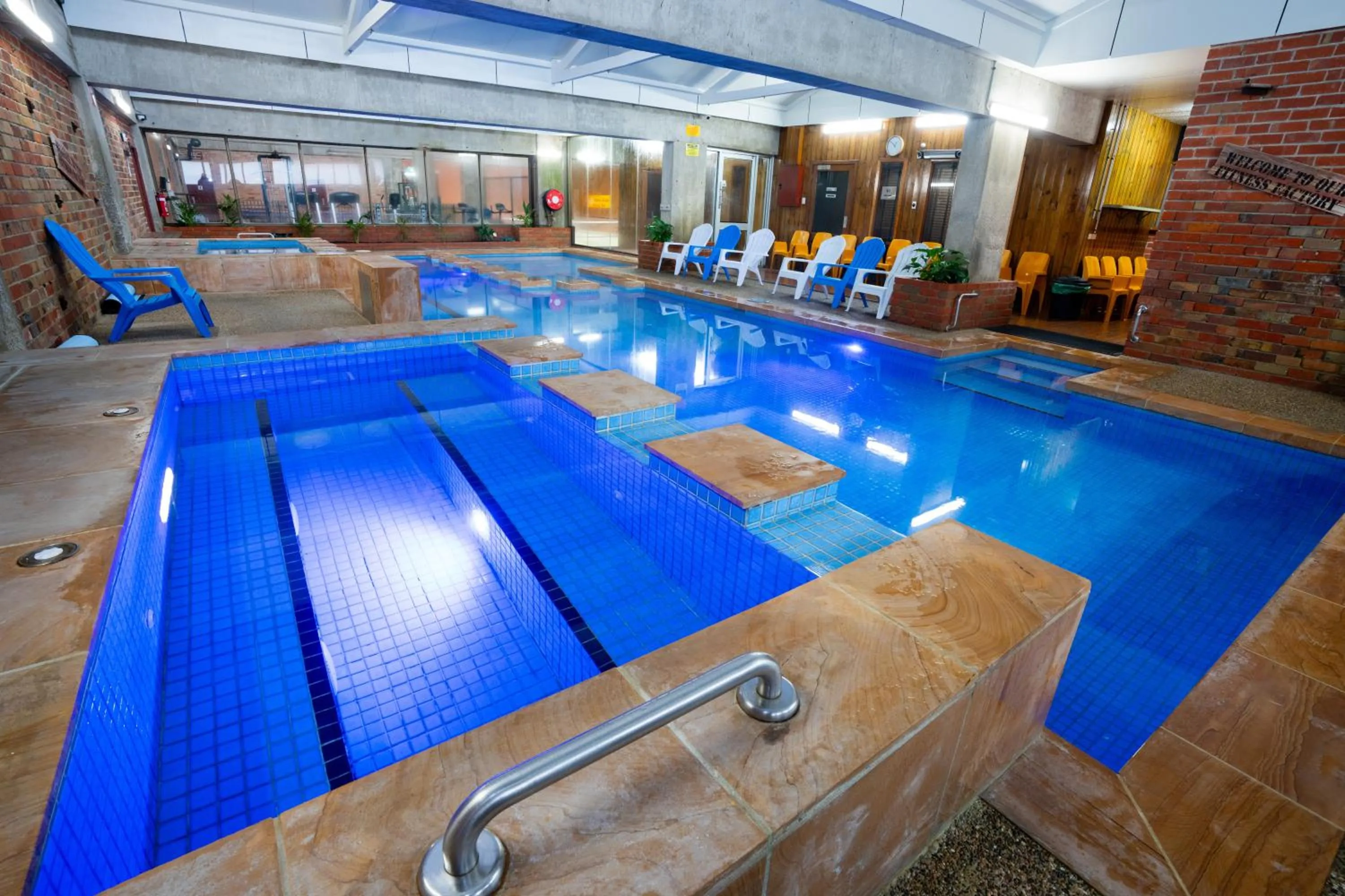 Pool view in Sovereign Park Motor Inn