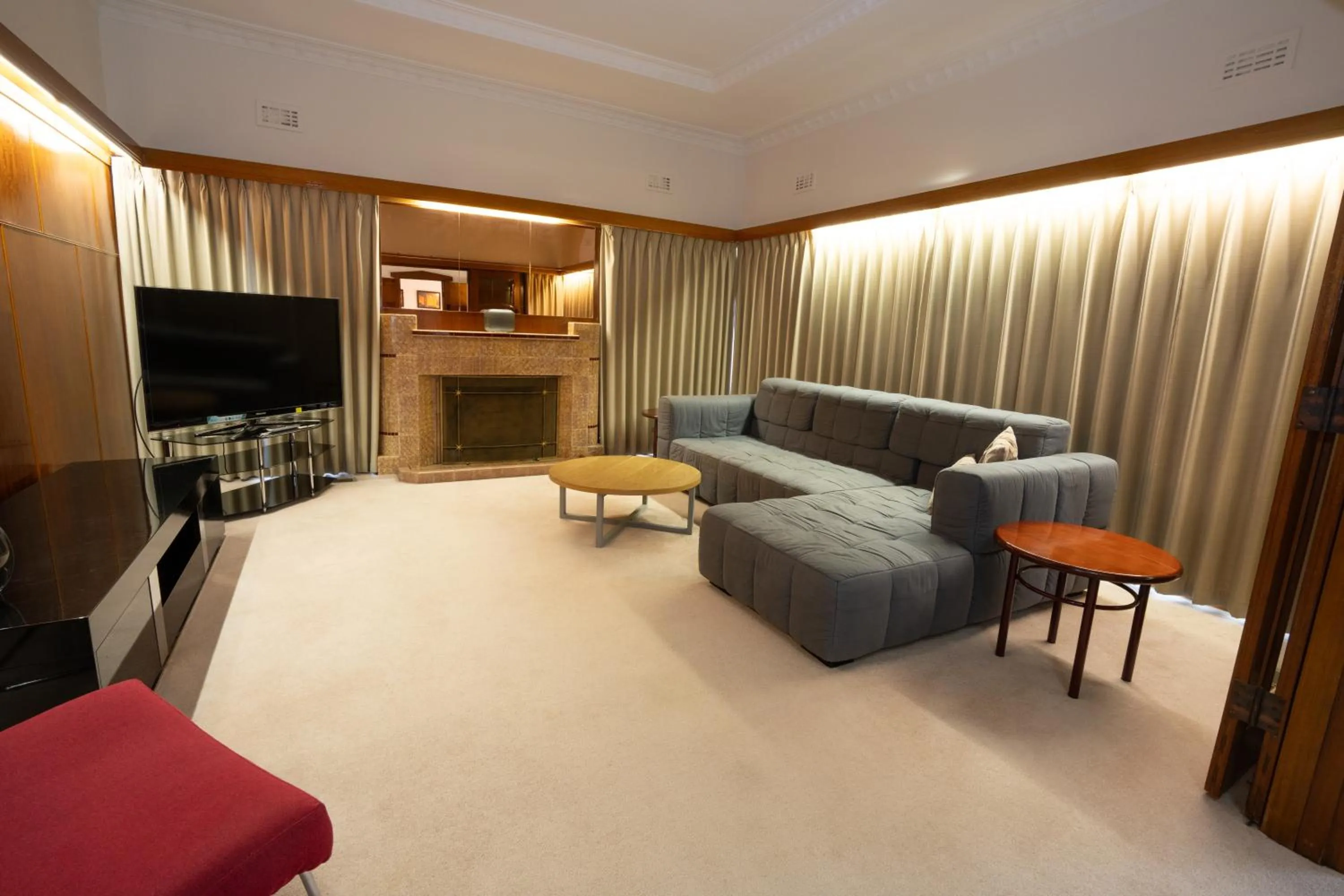 Communal lounge/ TV room in Sovereign Park Motor Inn