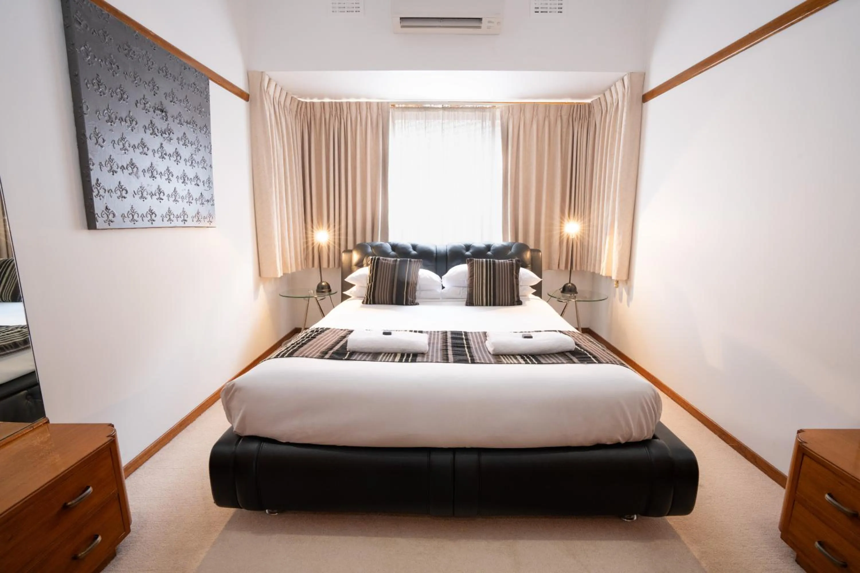 Photo of the whole room, Bed in Sovereign Park Motor Inn