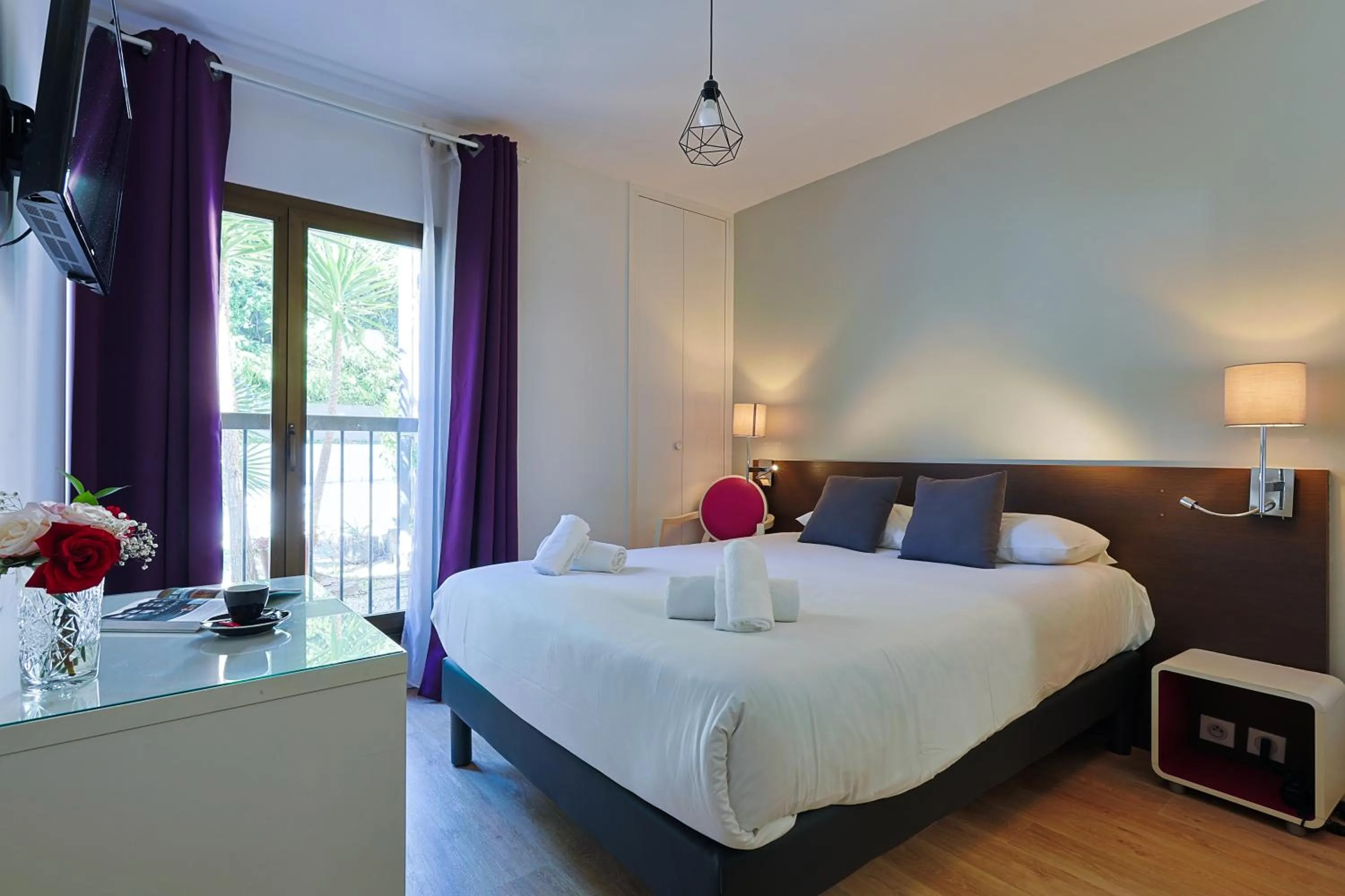 Bed in Logis Hotel Perla Riviera & Restaurant