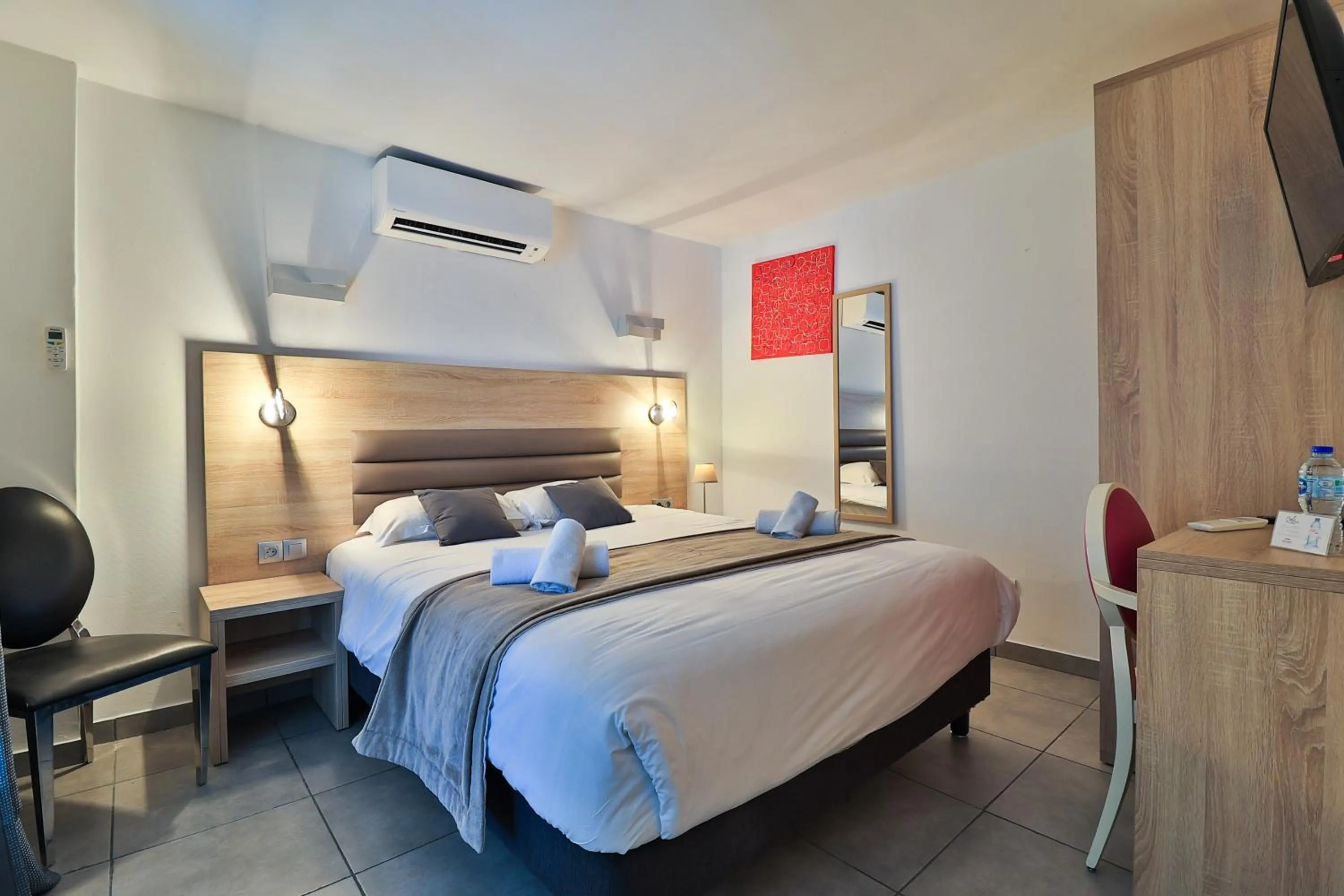 Bed in Logis Hotel Perla Riviera & Restaurant