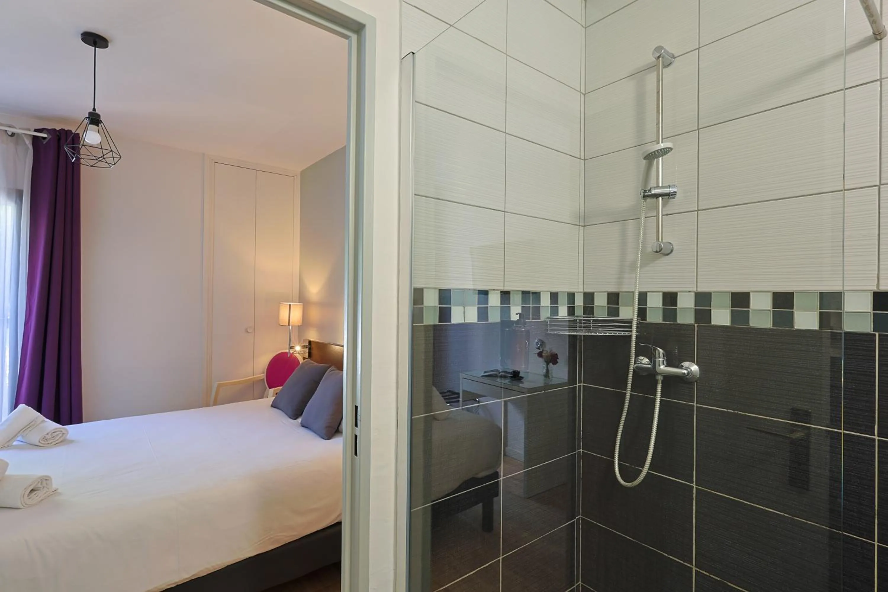 Bed in Logis Hotel Perla Riviera & Restaurant