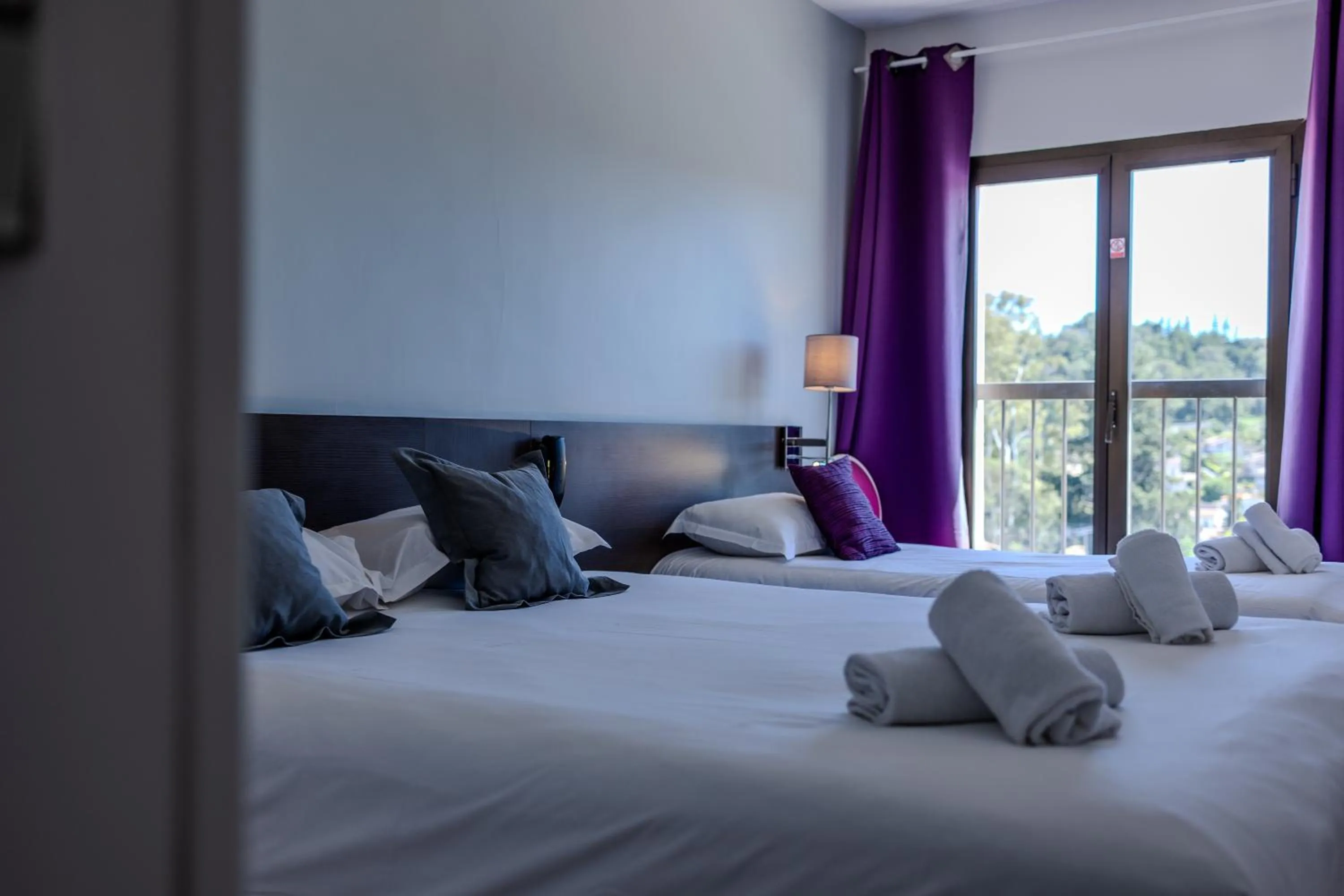 Bed in Logis Hotel Perla Riviera & Restaurant