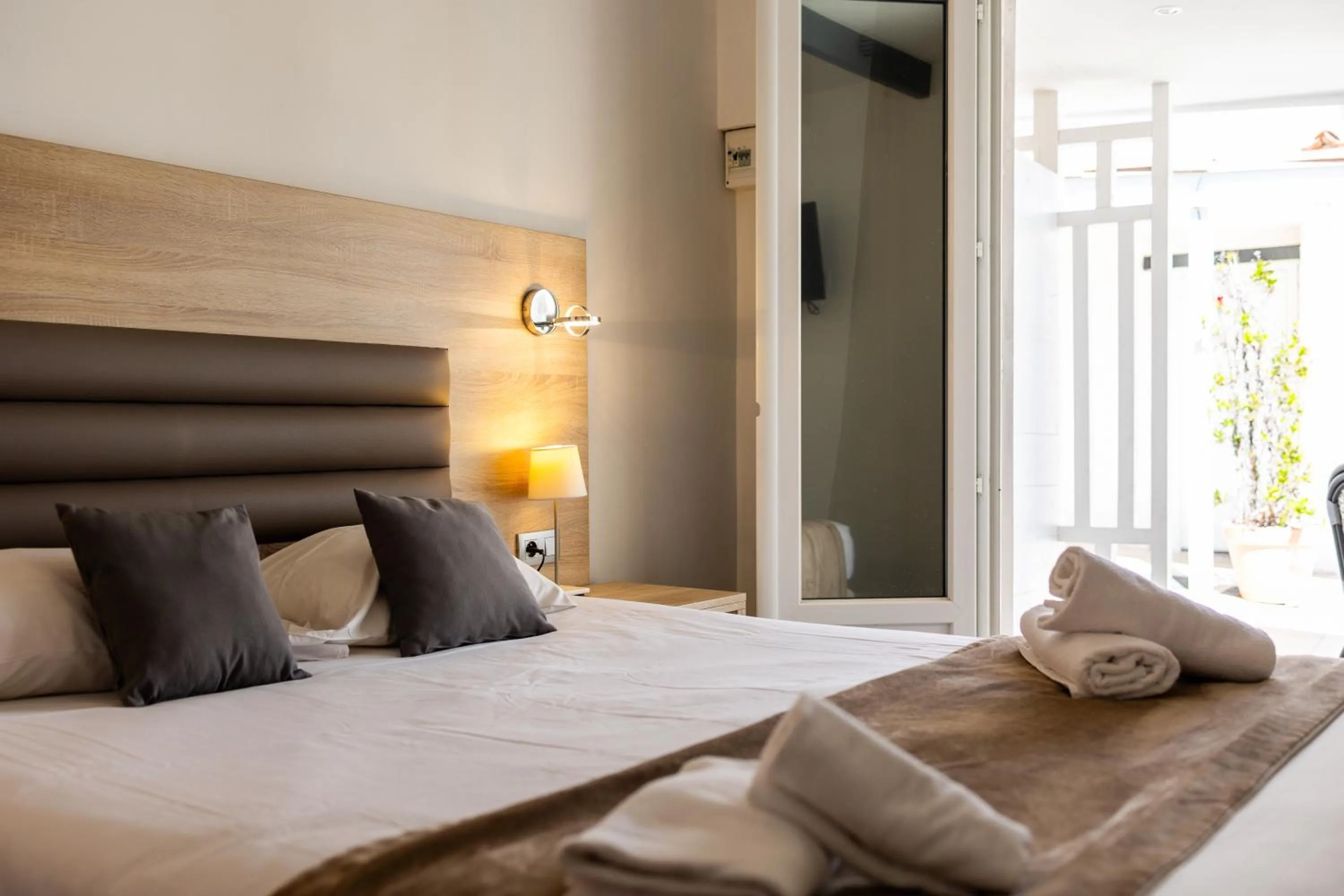 Bed in Logis Hotel Perla Riviera & Restaurant