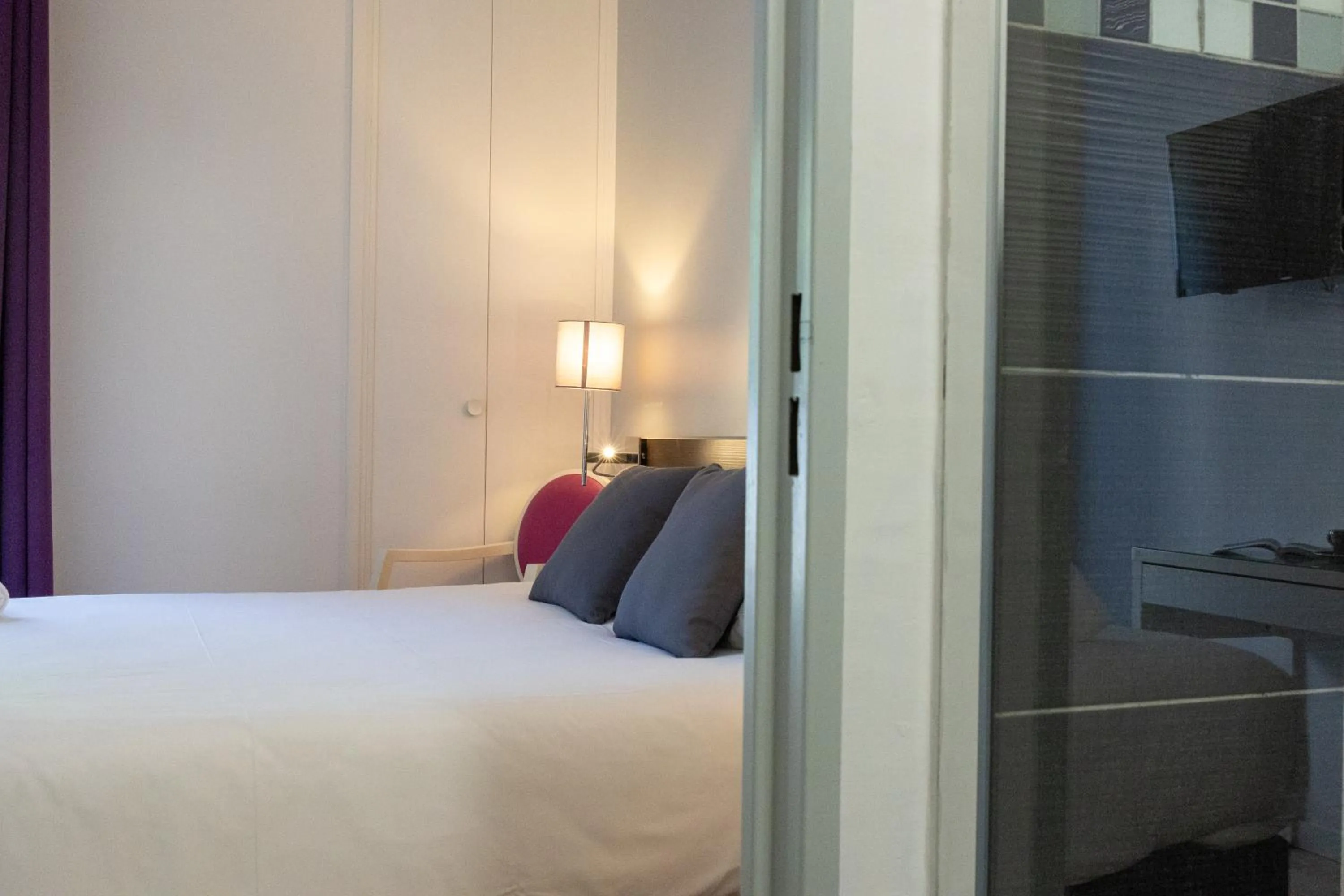 Bed in Logis Hotel Perla Riviera & Restaurant