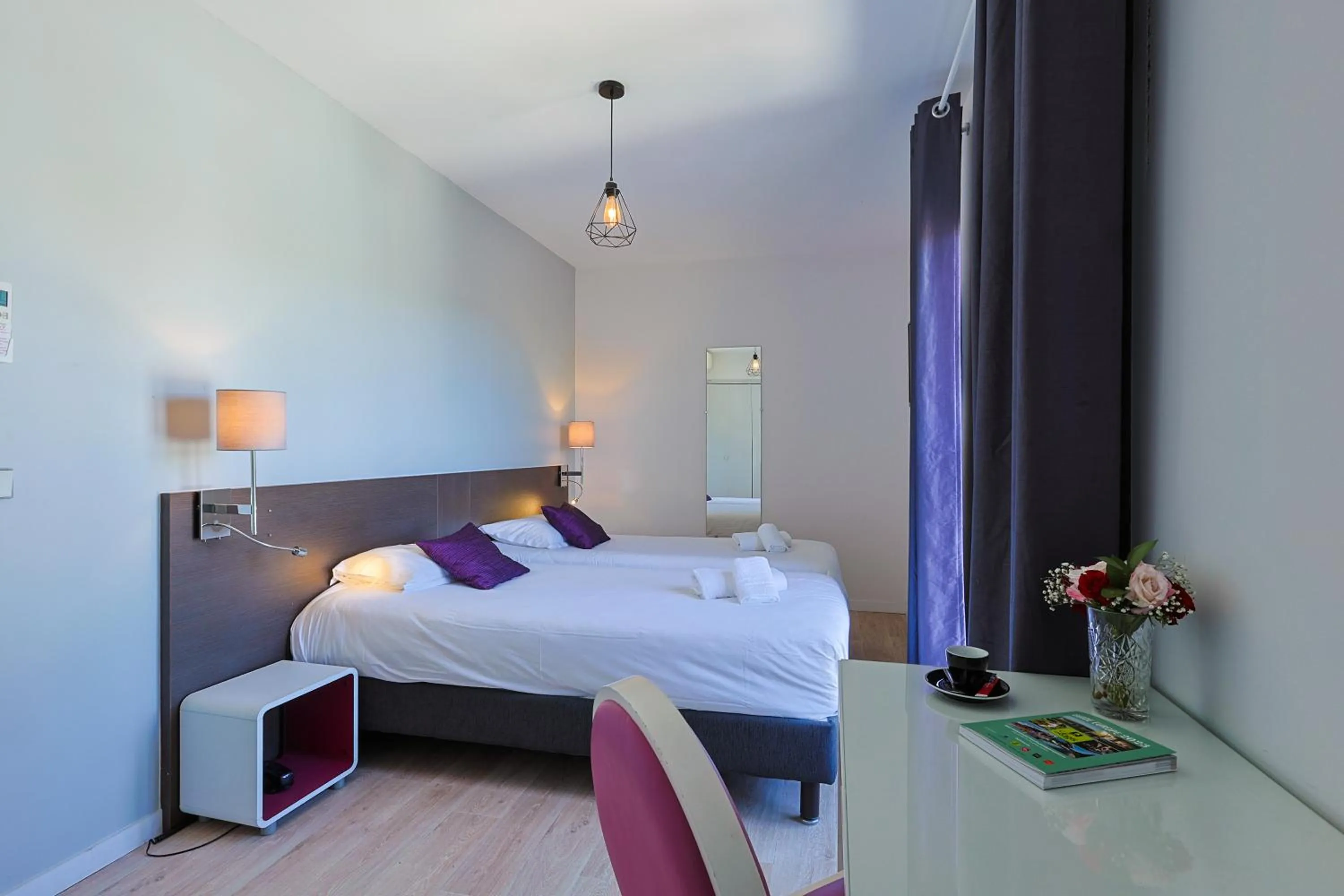 Bed in Logis Hotel Perla Riviera & Restaurant