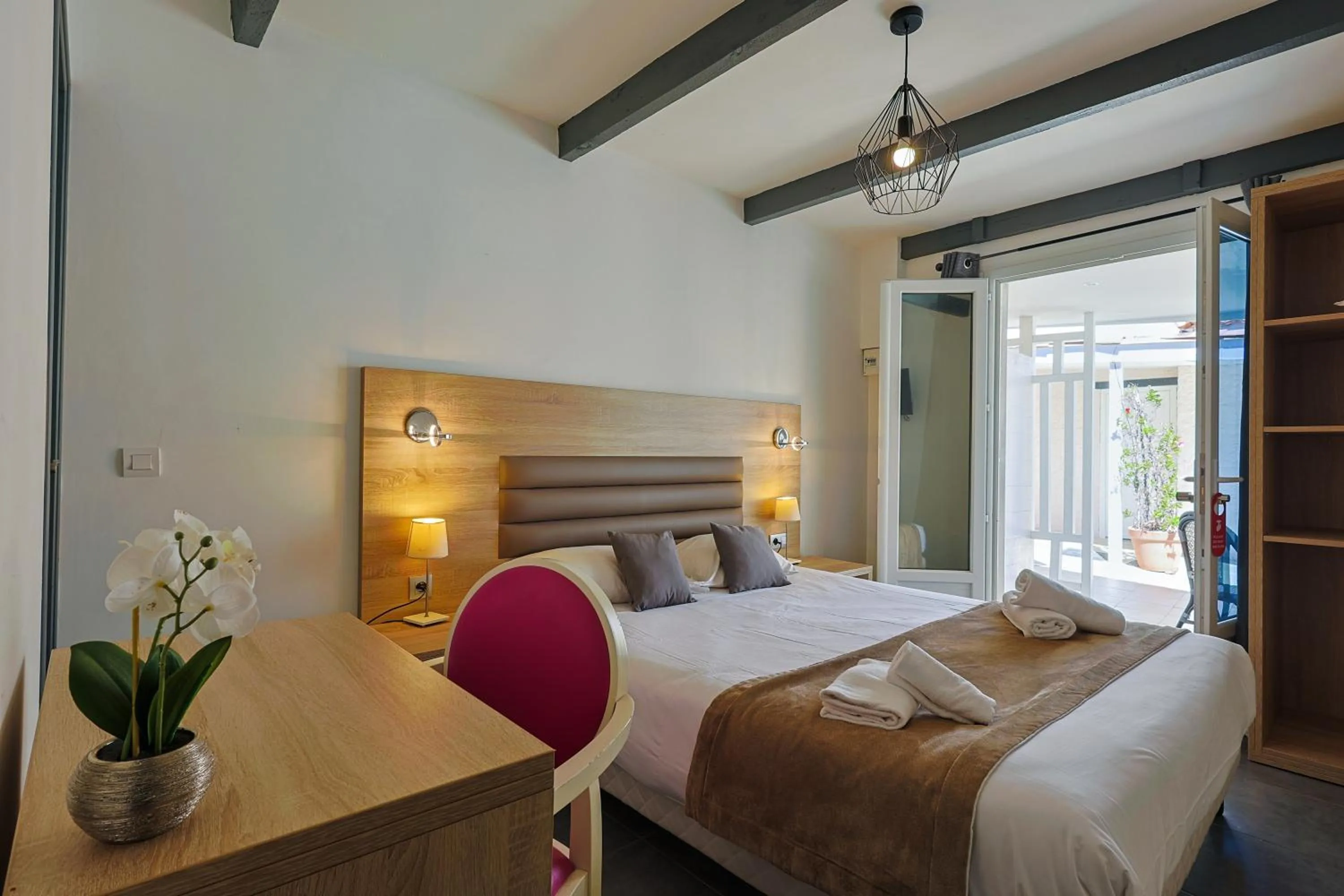 Bed in Logis Hotel Perla Riviera & Restaurant