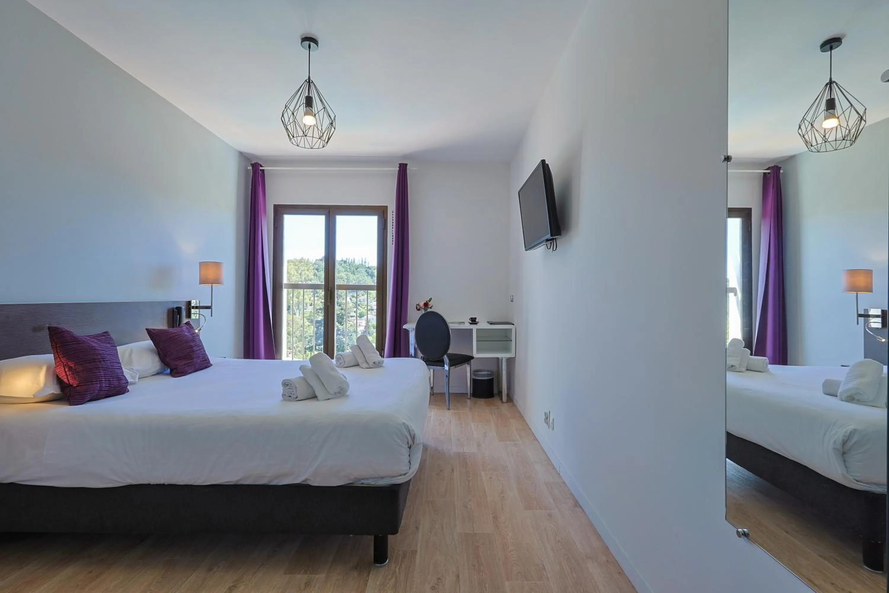 Bed in Logis Hotel Perla Riviera & Restaurant