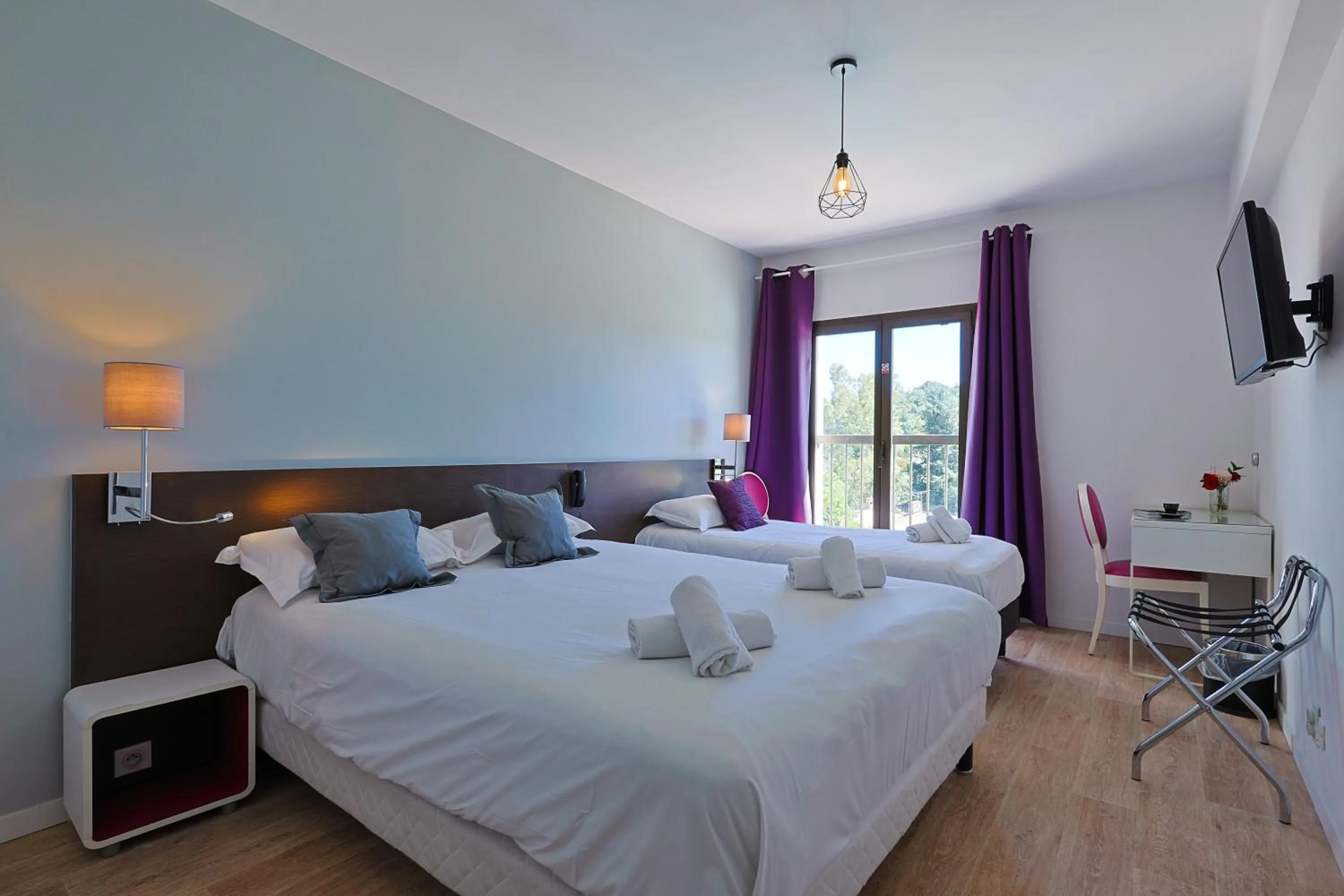 Bed in Logis Hotel Perla Riviera & Restaurant