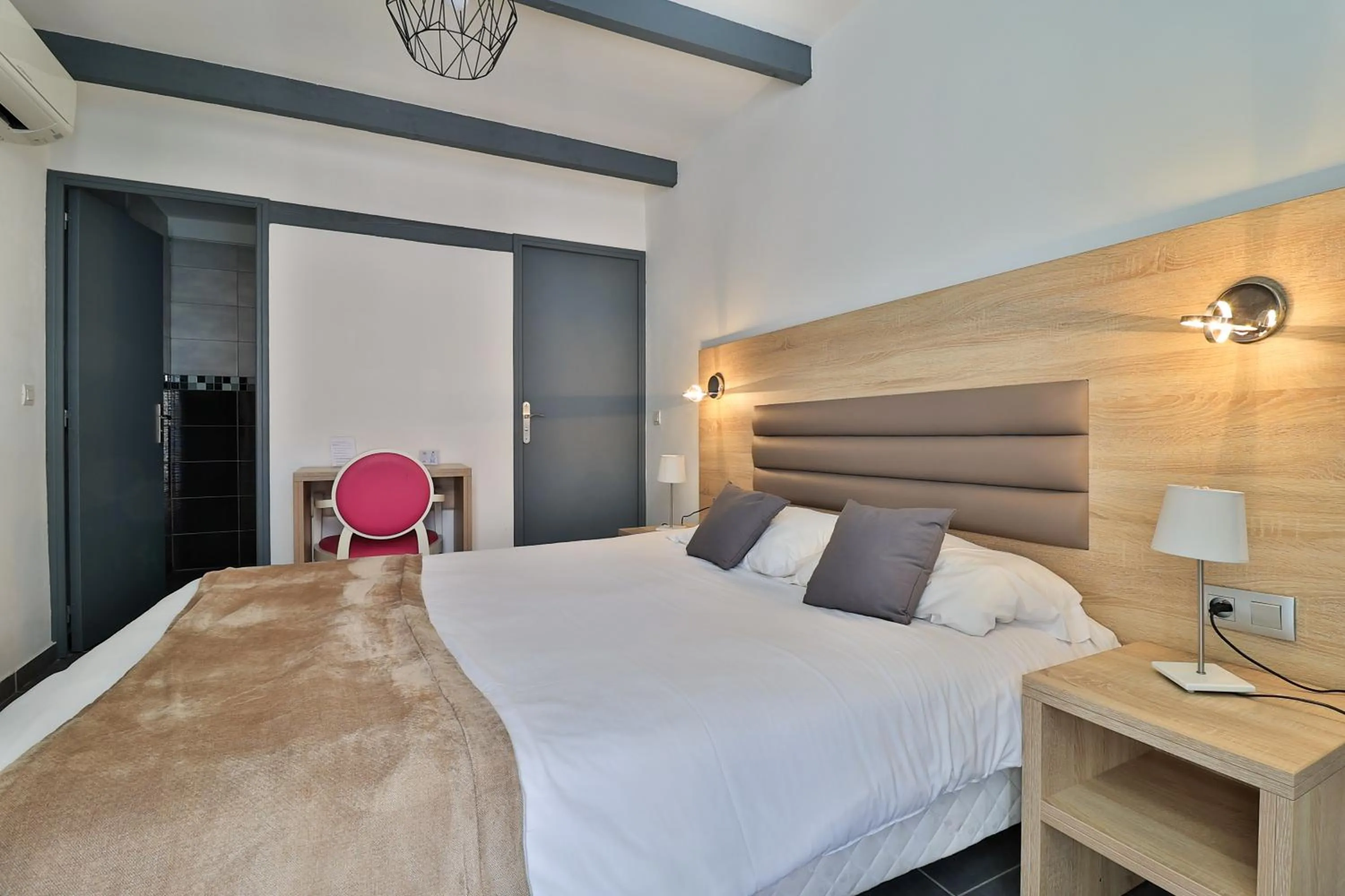 Bed in Logis Hotel Perla Riviera & Restaurant