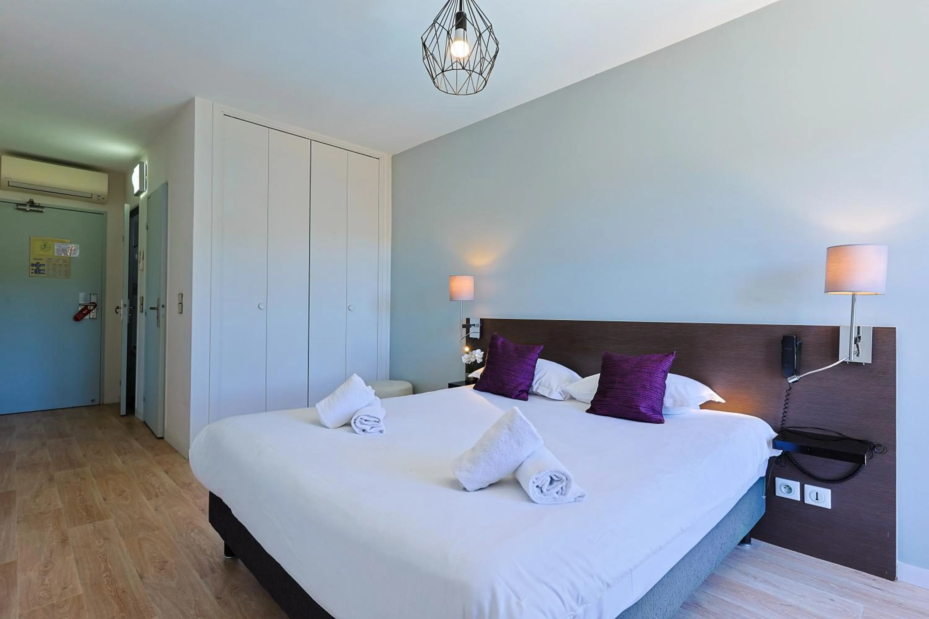 Bed in Logis Hotel Perla Riviera & Restaurant