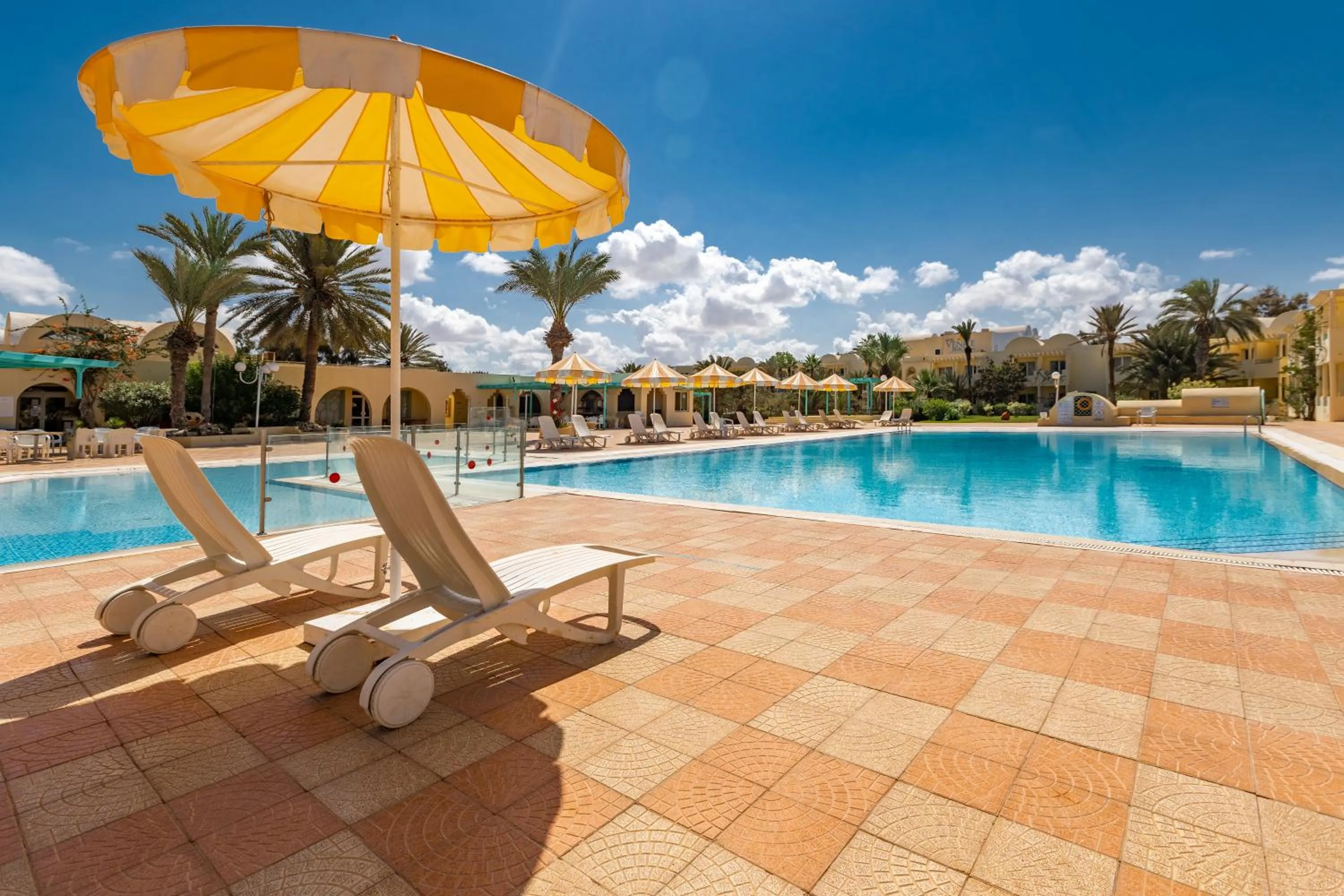 Swimming pool in Hotel Venice Beach- Families and Couples Only