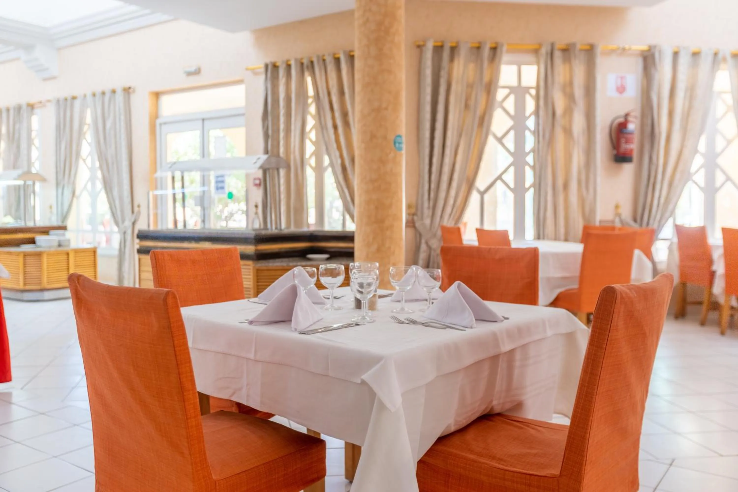 Restaurant/places to eat in Hotel Venice Beach- Families and Couples Only